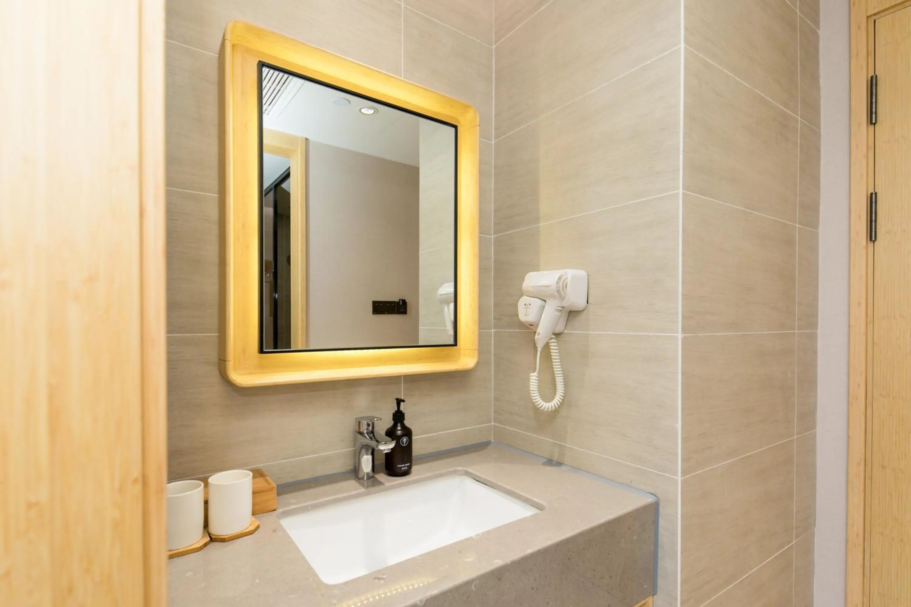 Toilet in JI Hotel Shanghai Jing'an Daning Park