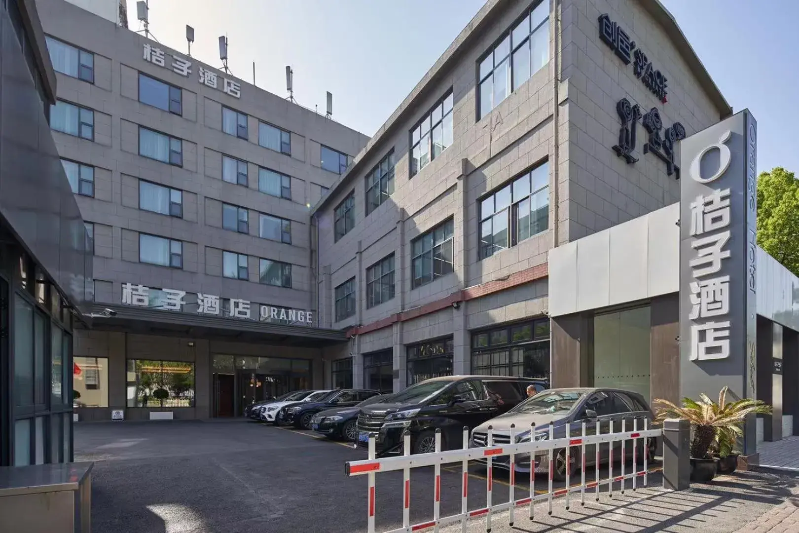 Property building in Orange Hotel Shanghai Xujiahui Caobao Road Subway Station Property building in Orange Hotel Shanghai Xujiahui Caobao Road Subway Station