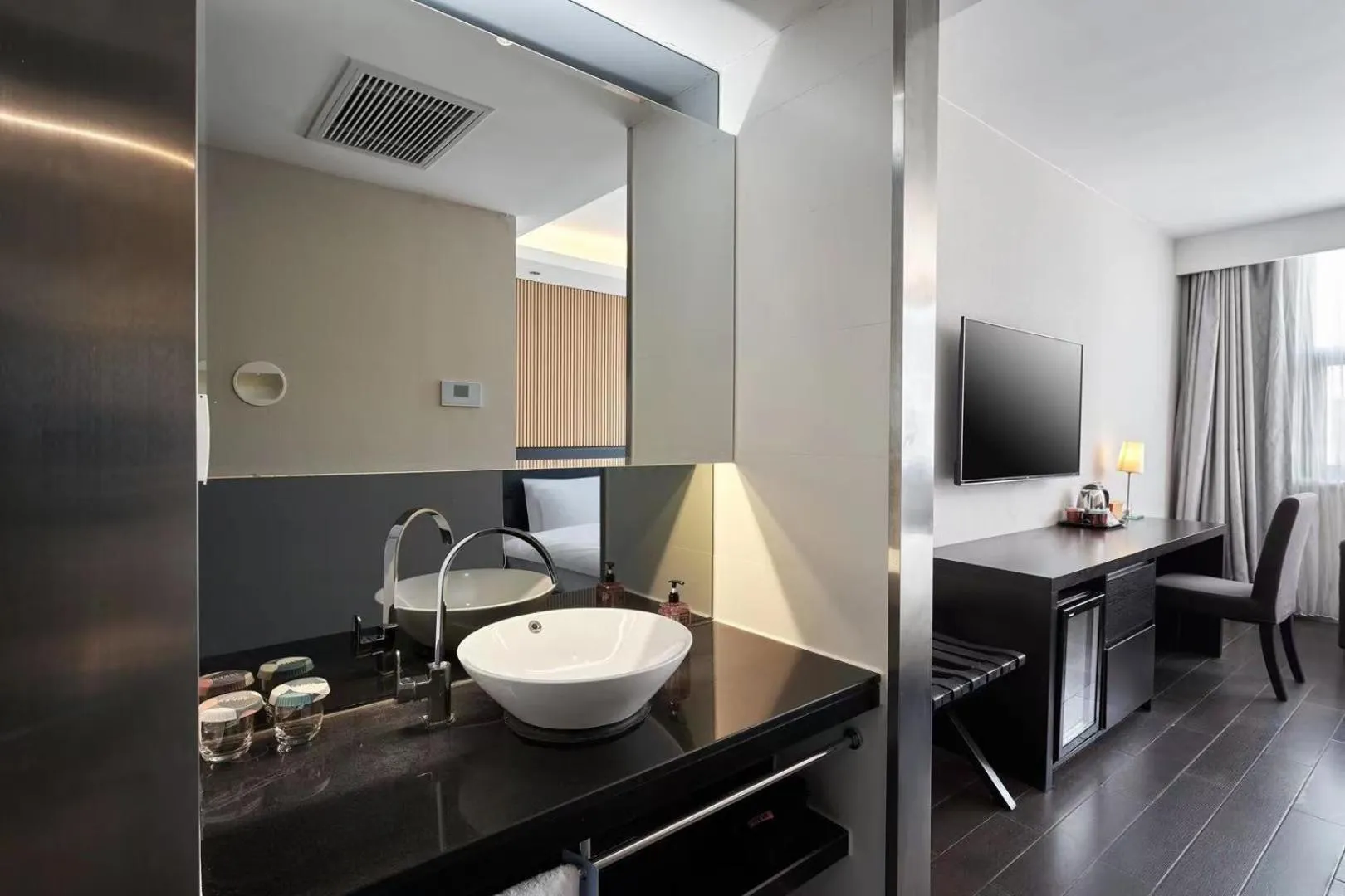 On site in Orange Hotel Shanghai Xujiahui Caobao Road Subway Station