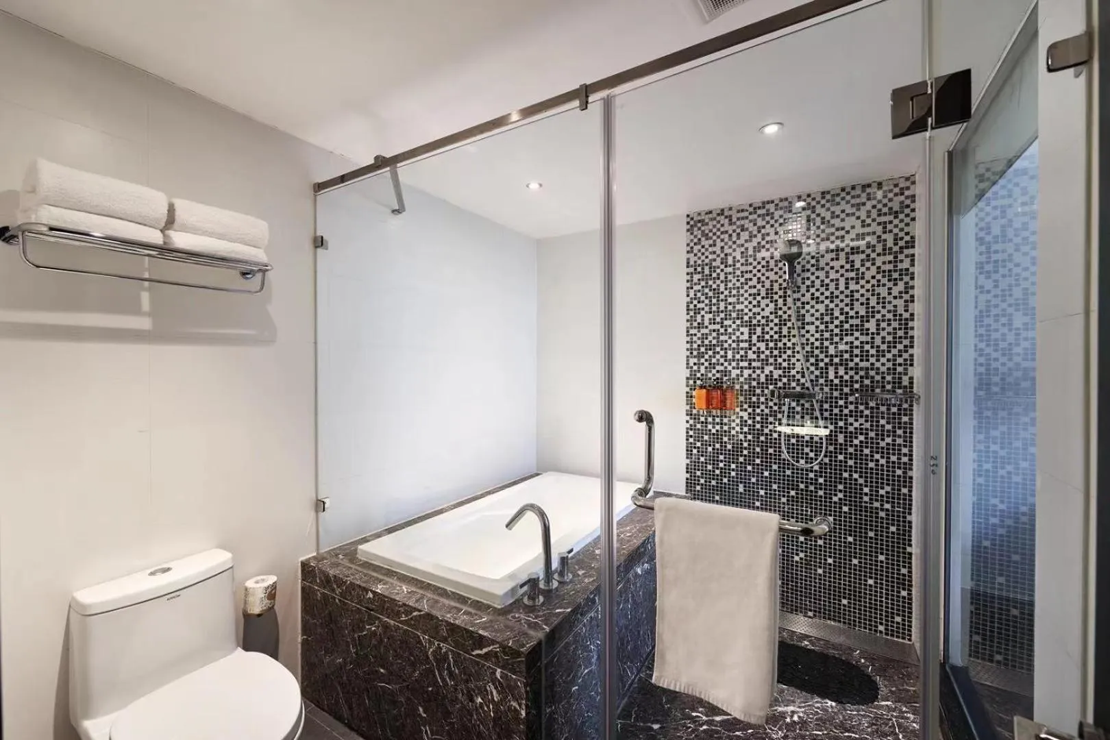 On site in Orange Hotel Shanghai Xujiahui Caobao Road Subway Station