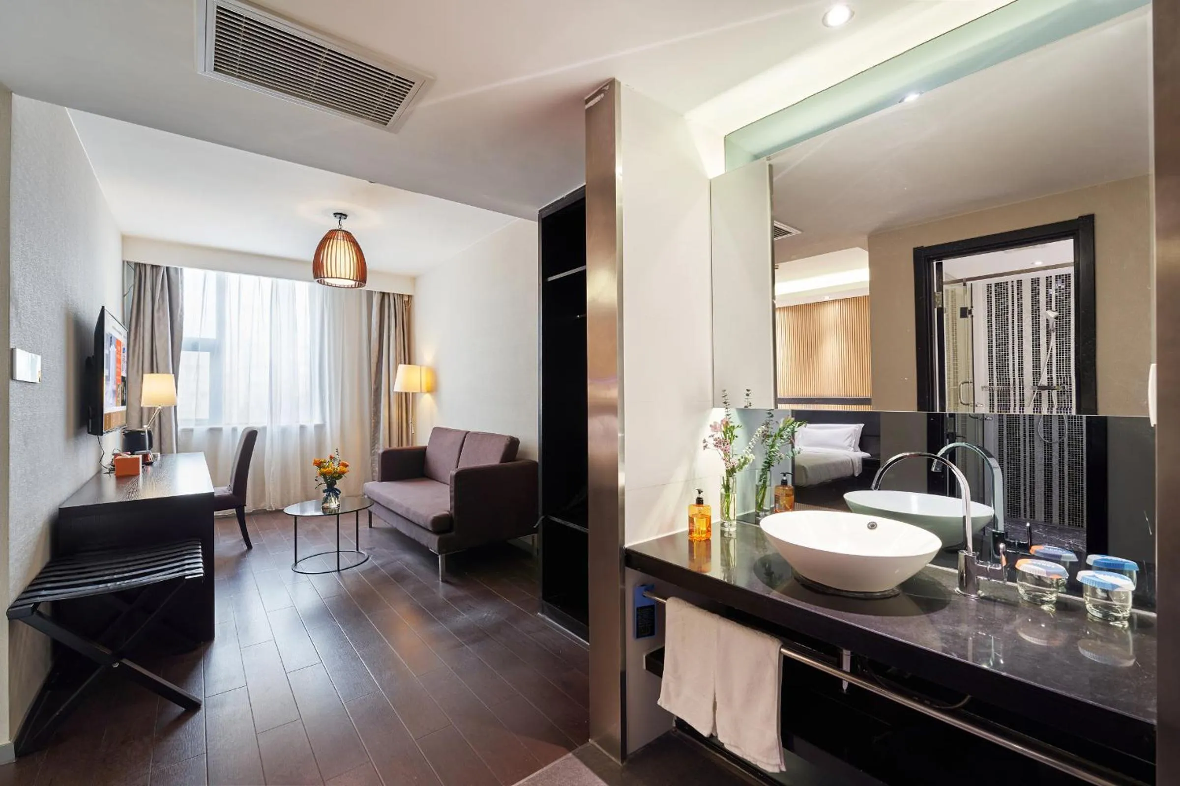 On site in Orange Hotel Shanghai Xujiahui Caobao Road Subway Station