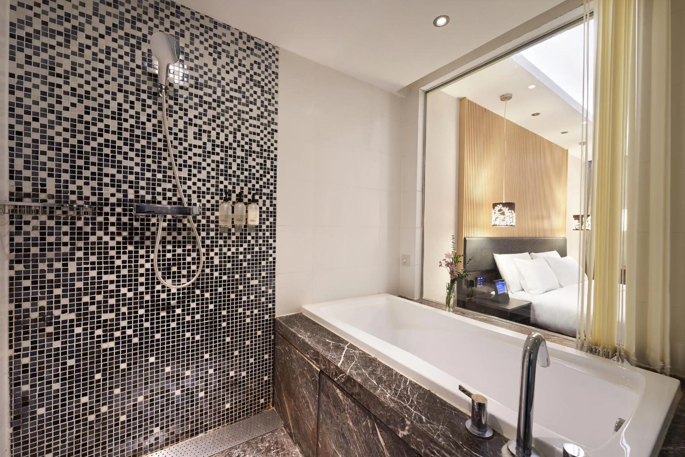 On site in Orange Hotel Shanghai Xujiahui Caobao Road Subway Station