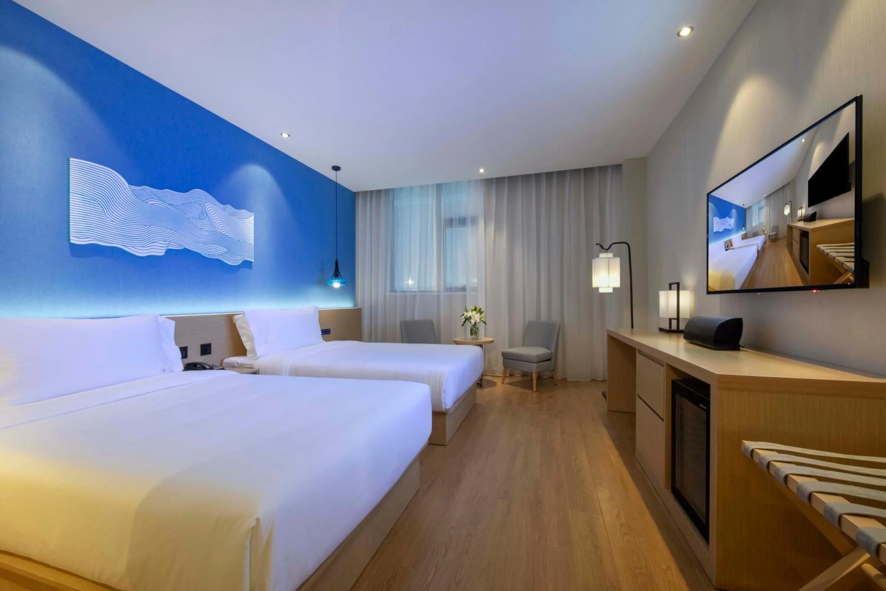 Photo of the whole room, Bed in Orange Hotel Shanghai Hongqiao Railway Station Qixin Road (formerly Hongqiao National Exhibition and Convention Center Qixin Road Branch)