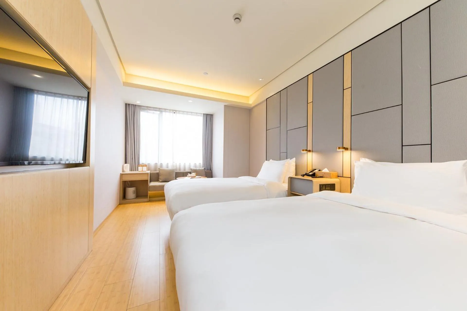 Photo of the whole room, Bed in JI Hotel Shanghai Jing'an Temple Huaihai Middle Road
