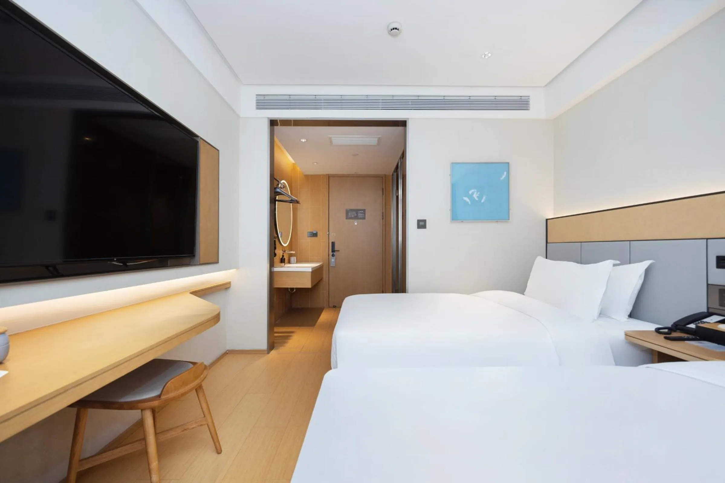 Bed in JI Hotel Shanghai Lujiabang Road Subway Station