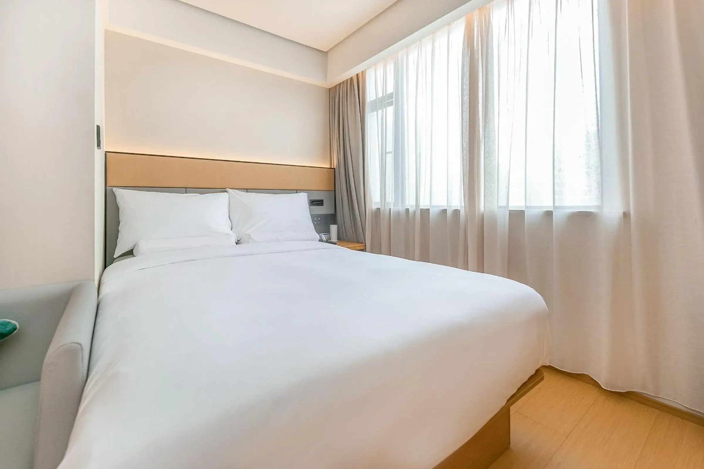 Bed in JI Hotel Shanghai Lujiabang Road Subway Station Bed in JI Hotel Shanghai Lujiabang Road Subway Station