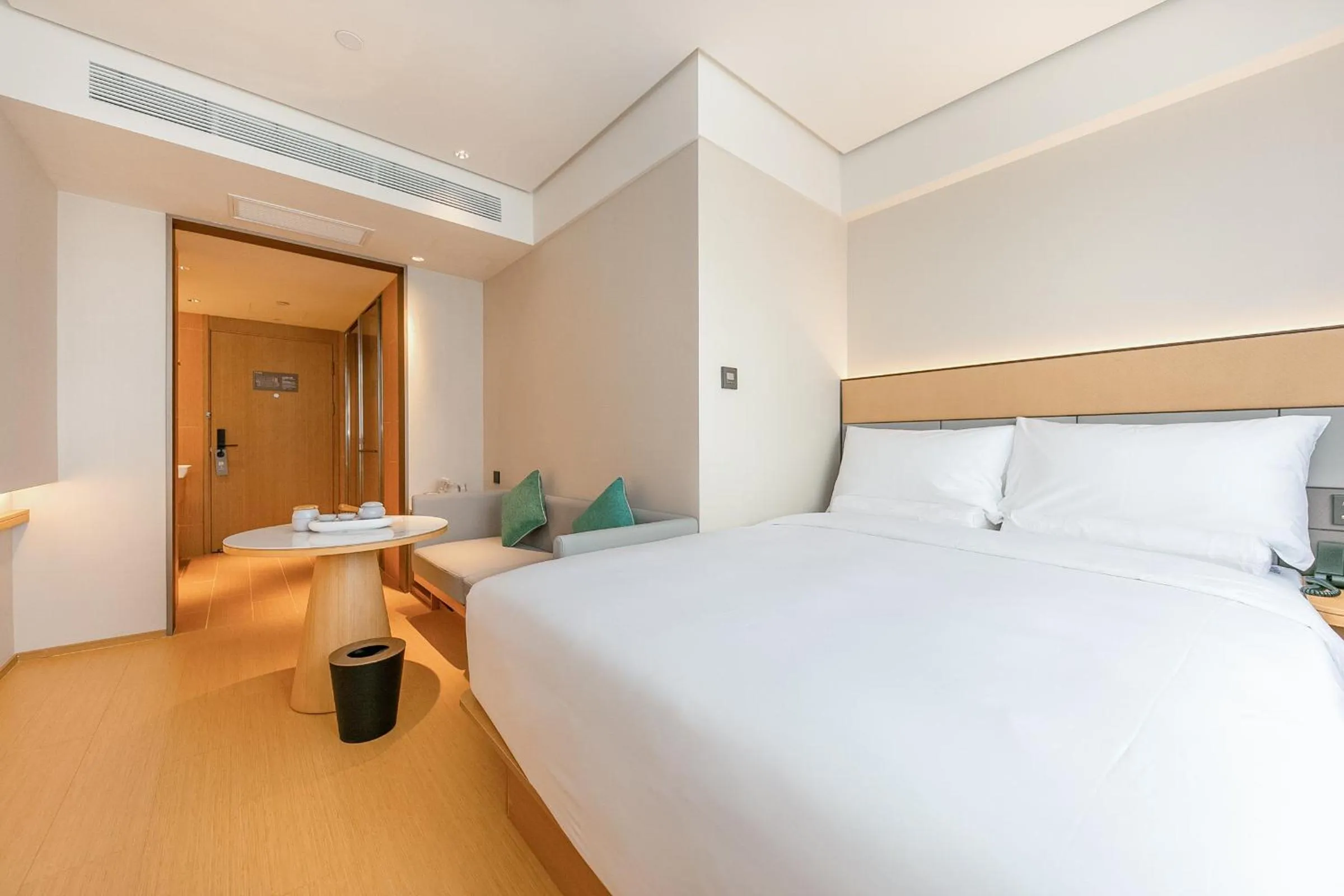 Bed in JI Hotel Shanghai Lujiabang Road Subway Station