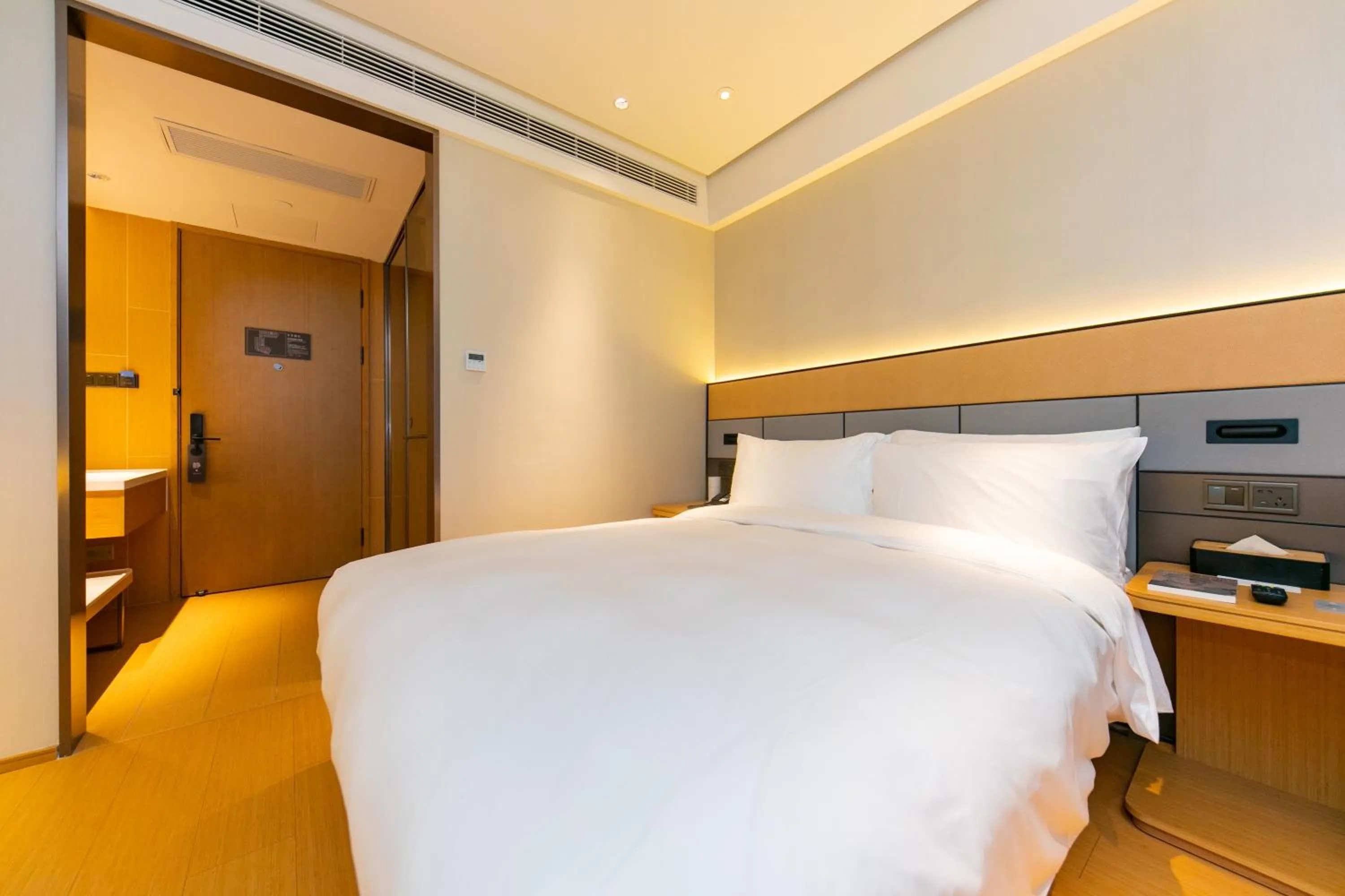 Photo of the whole room, Bed in JI Hotel Shanghai New International Expo Center West Gaoke Road