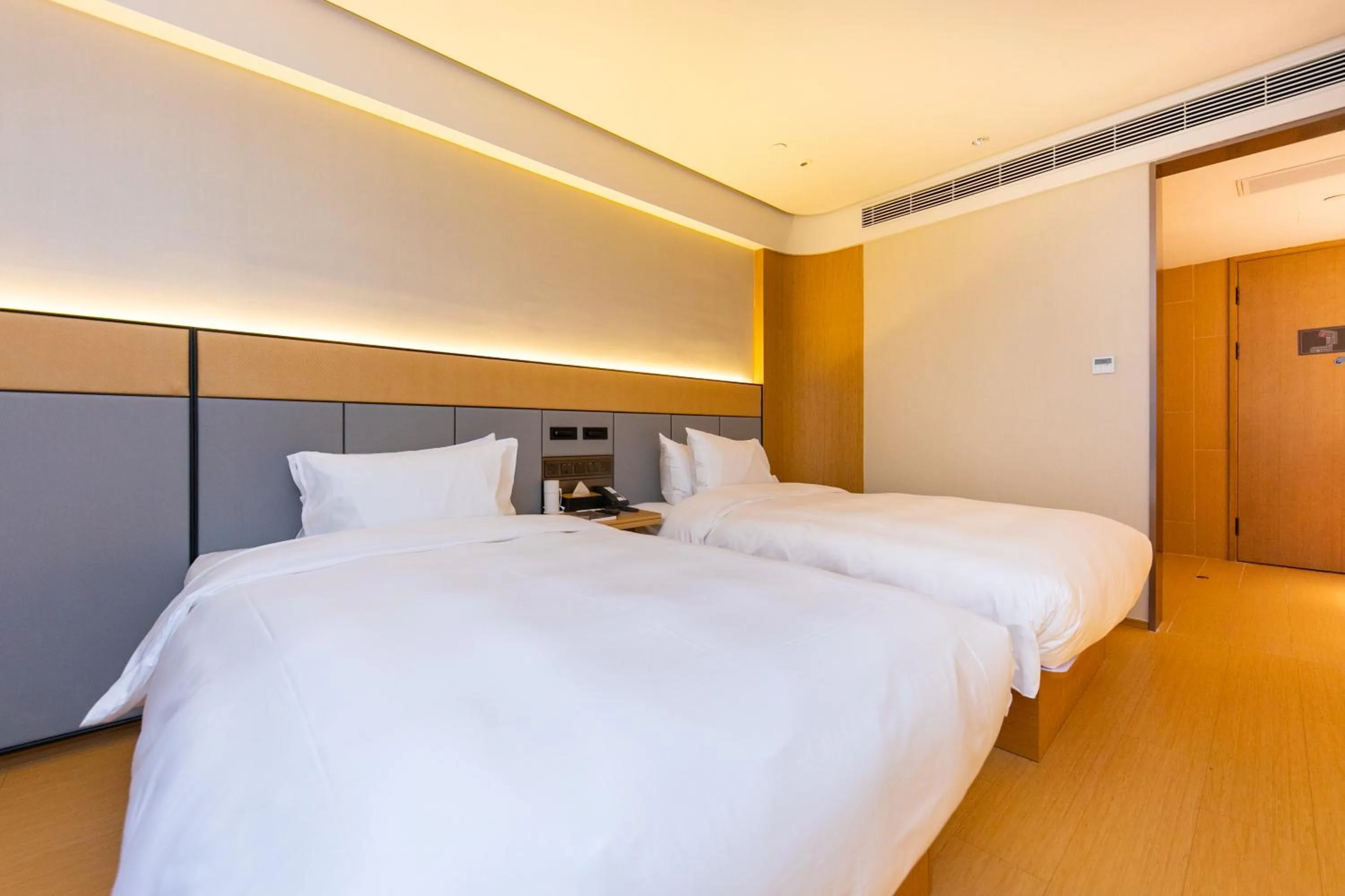 Photo of the whole room, Bed in JI Hotel Shanghai New International Expo Center West Gaoke Road