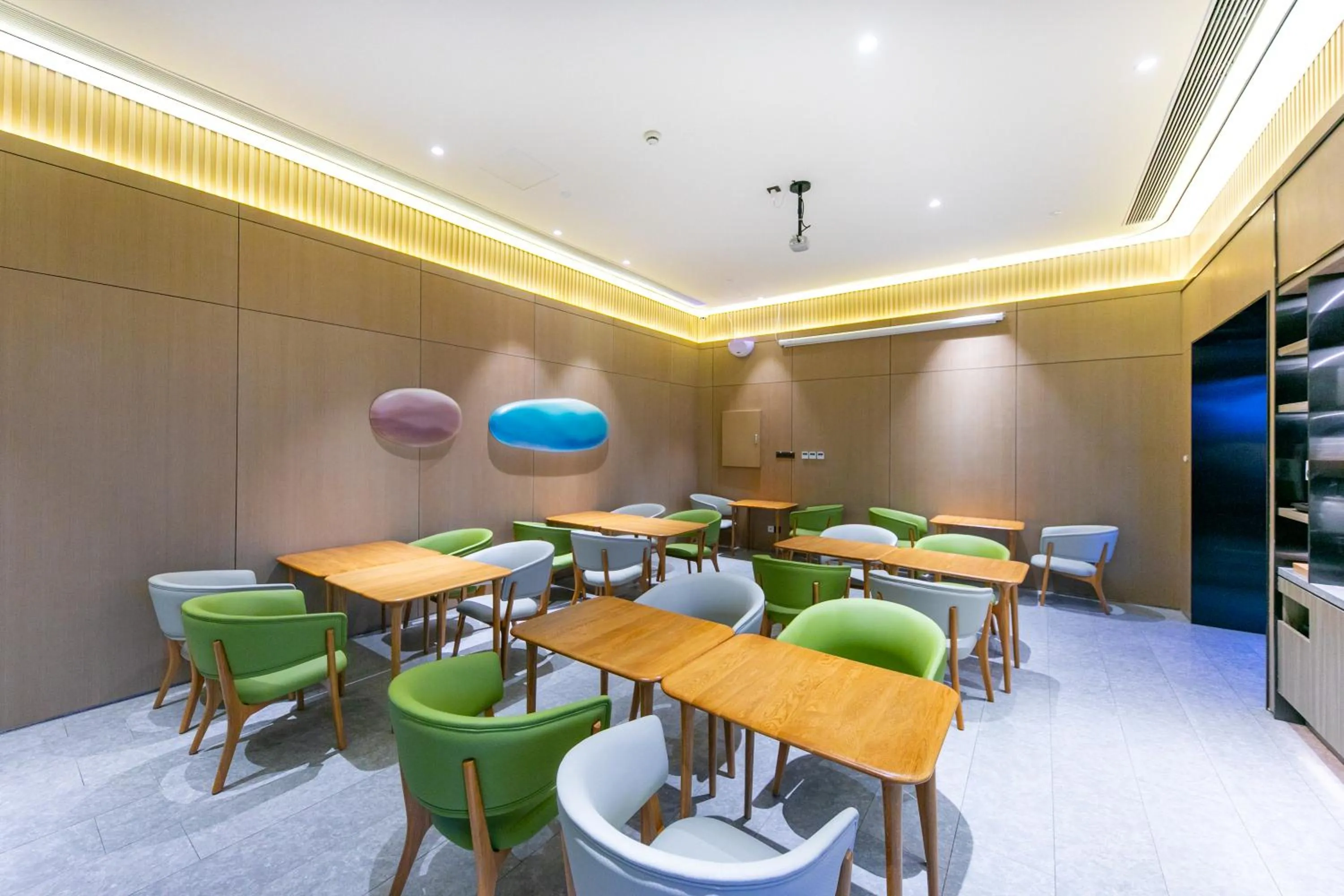 Restaurant/places to eat in JI Hotel Shanghai New International Expo Center West Gaoke Road