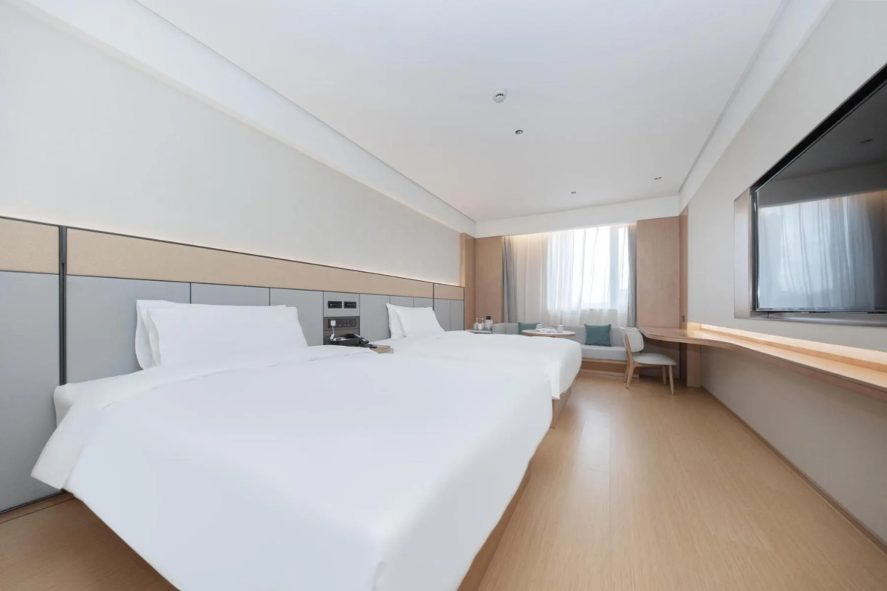 Photo of the whole room, Bed in JI Hotel Shanghai Jiaotong University Cangyuan Road