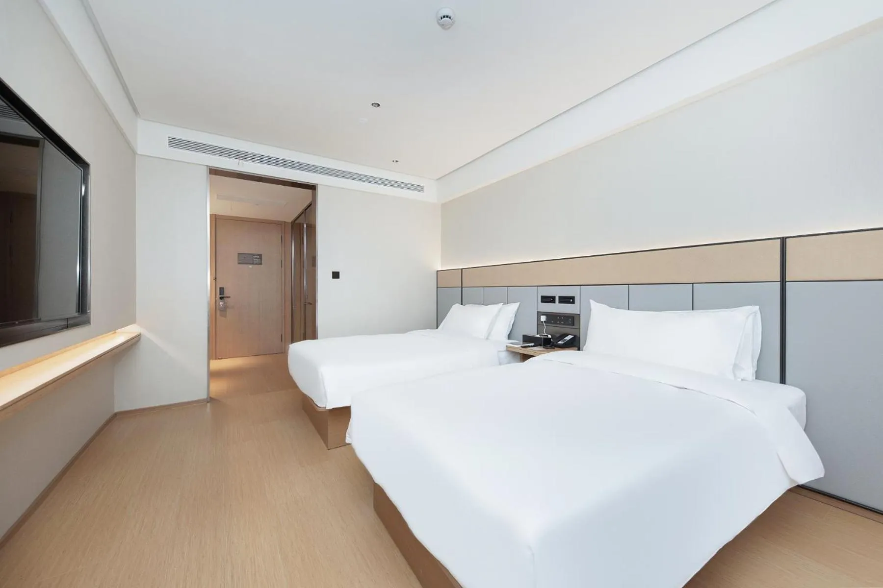 Photo of the whole room, Bed in JI Hotel Shanghai Jiaotong University Cangyuan Road