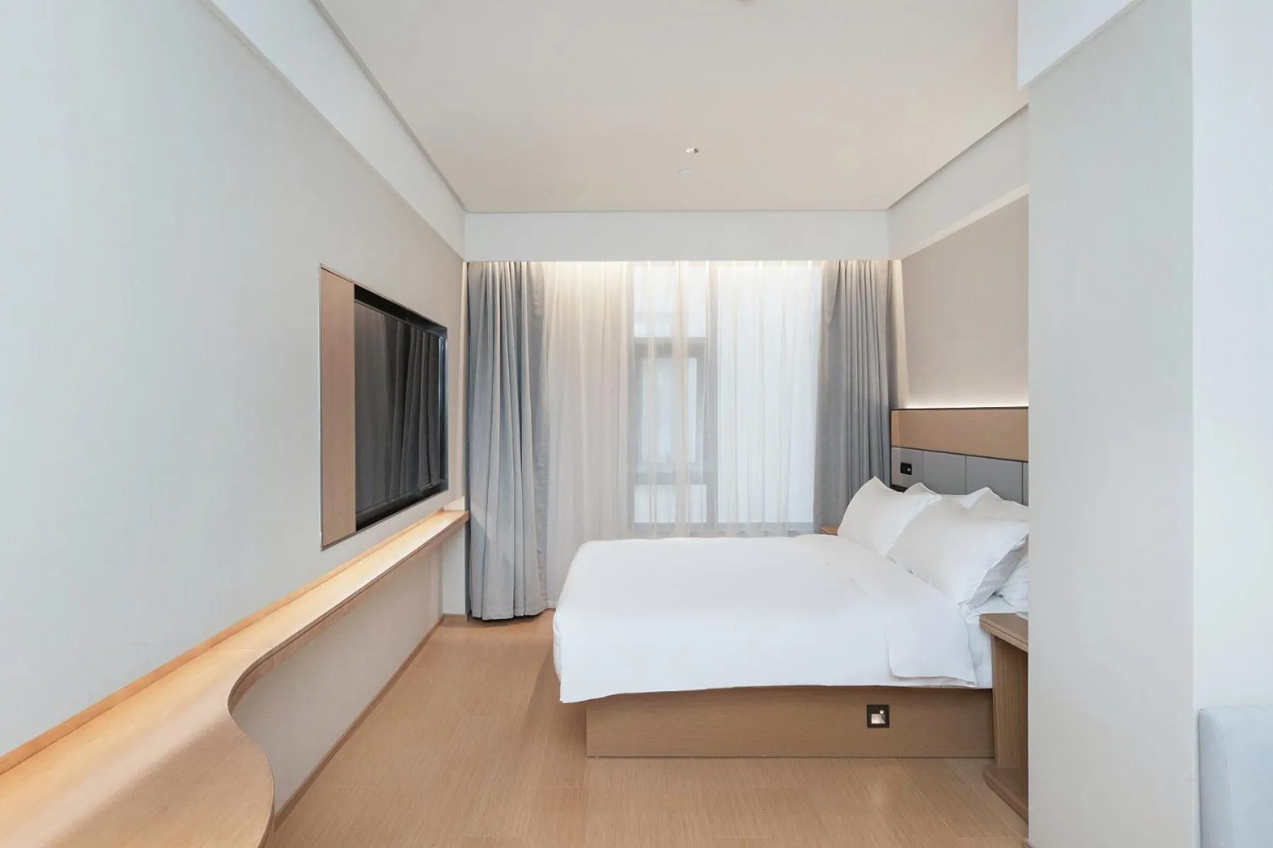 Photo of the whole room, Bed in JI Hotel Shanghai Jiaotong University Cangyuan Road