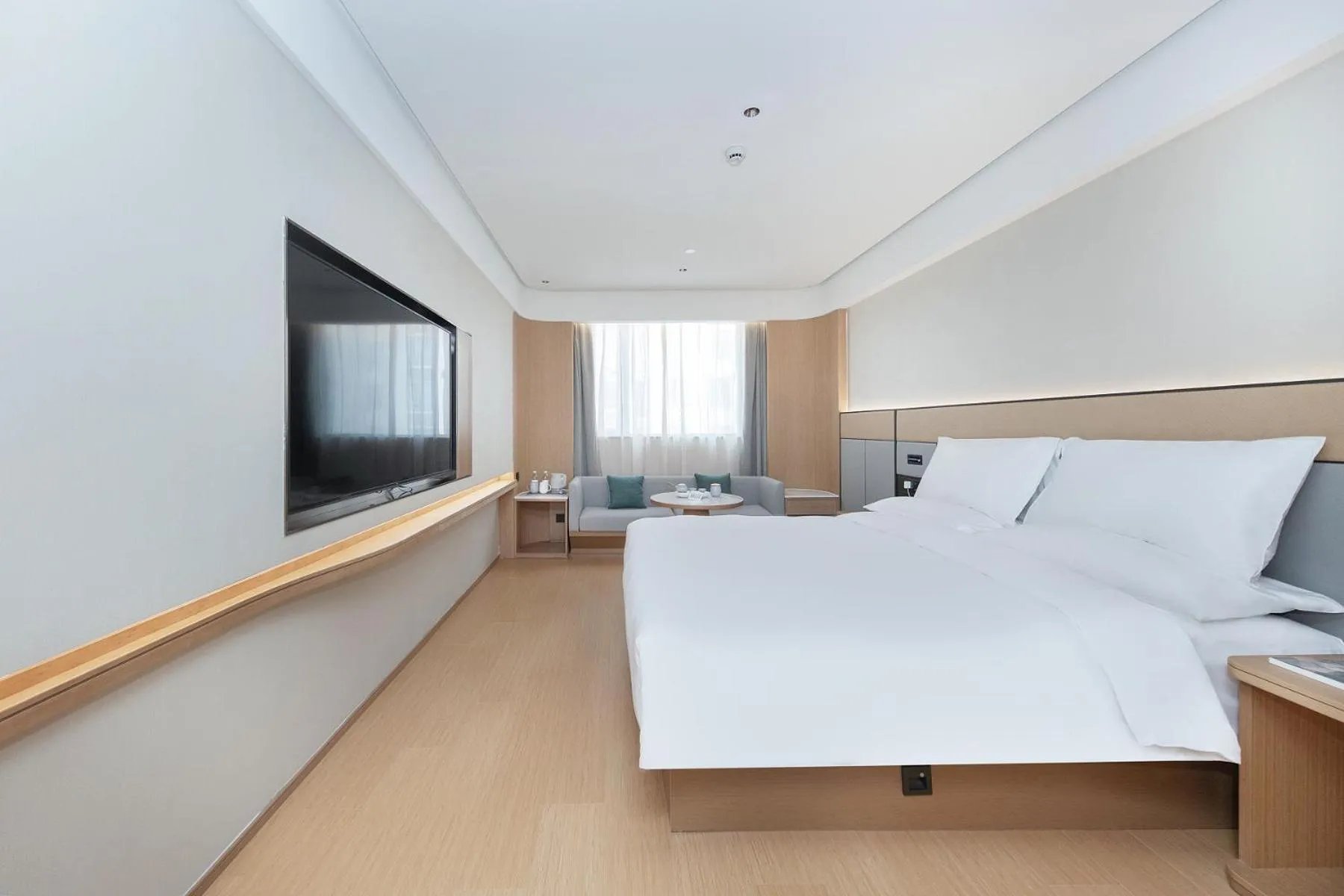 Photo of the whole room, Bed in JI Hotel Shanghai Jiaotong University Cangyuan Road
