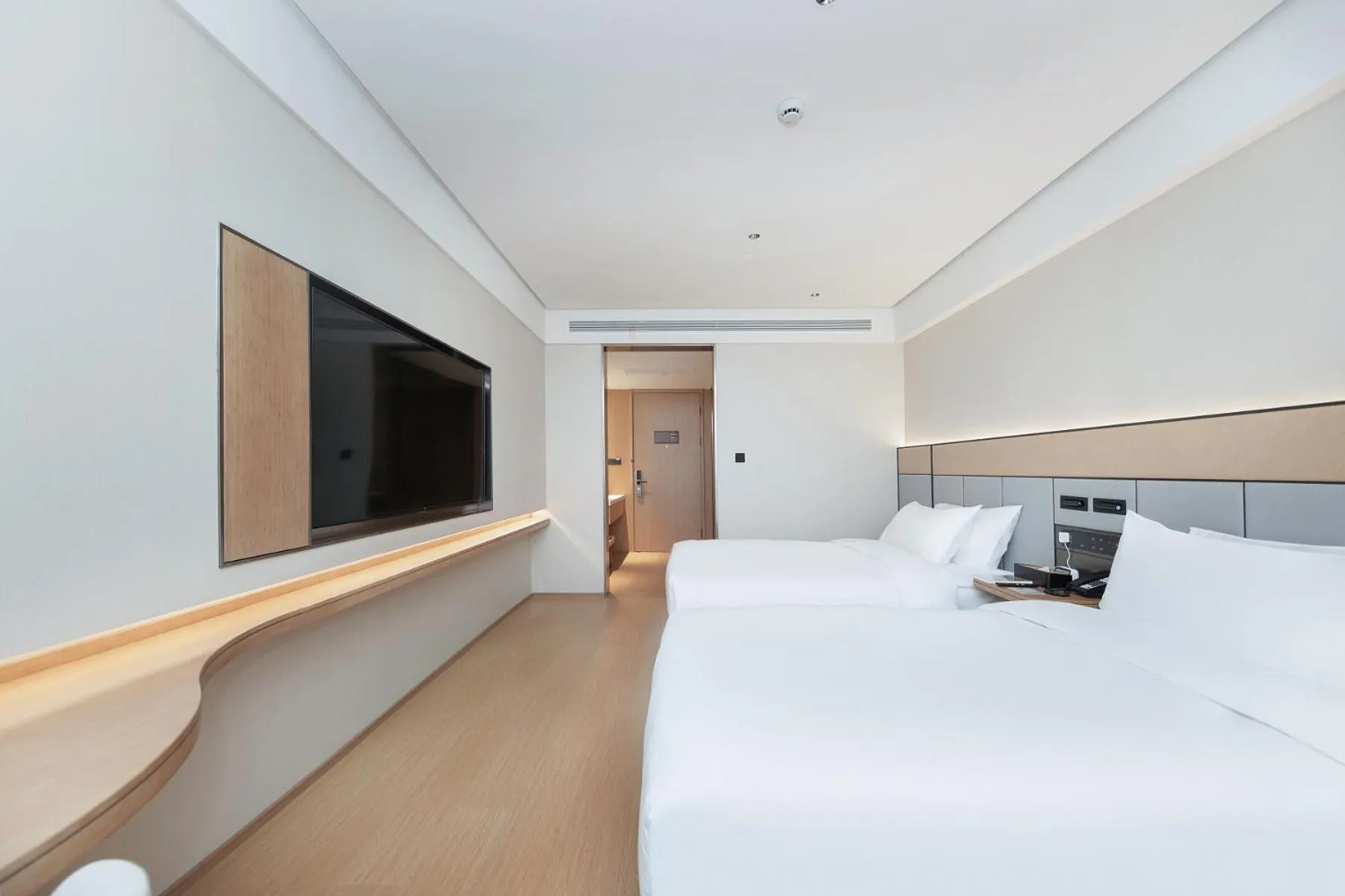 Photo of the whole room, Bed in JI Hotel Shanghai Jiaotong University Cangyuan Road