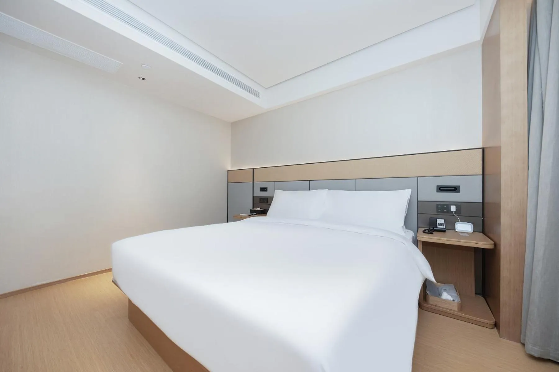 Photo of the whole room, Bed in JI Hotel Shanghai Jiaotong University Cangyuan Road