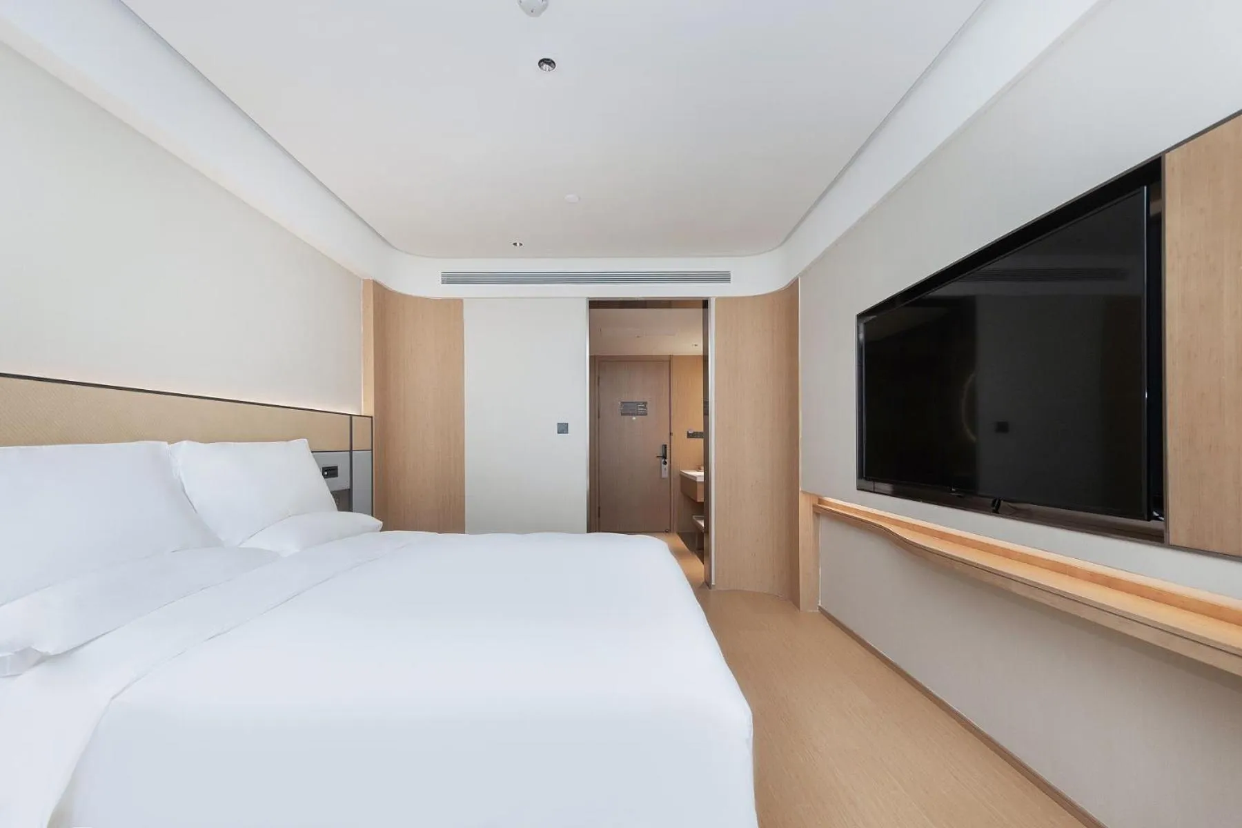 Photo of the whole room, Bed in JI Hotel Shanghai Jiaotong University Cangyuan Road