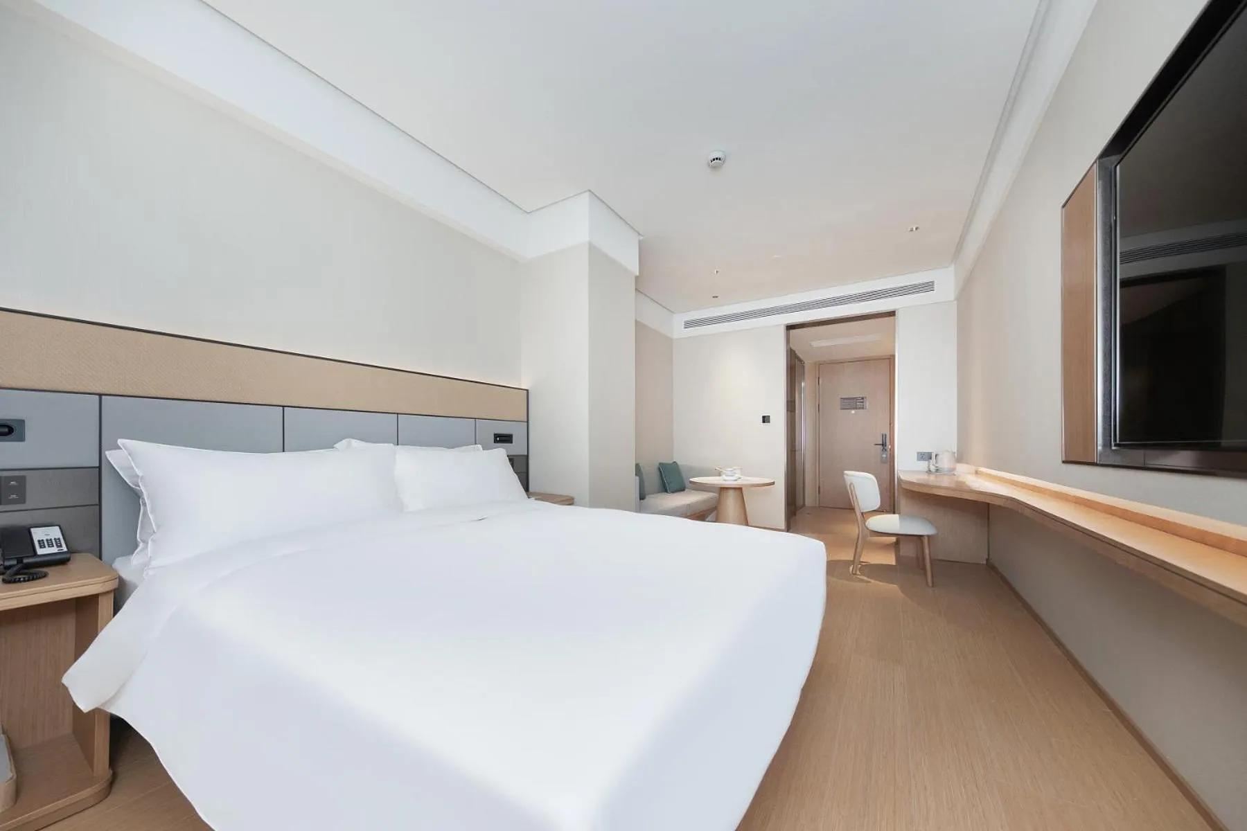 Photo of the whole room, Bed in JI Hotel Shanghai Jiaotong University Cangyuan Road