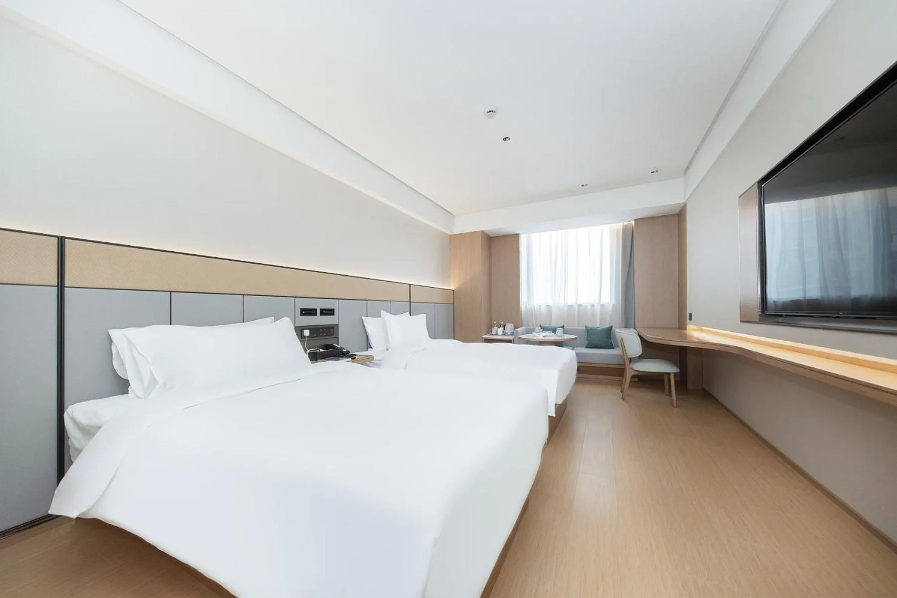 Photo of the whole room, Bed in JI Hotel Shanghai Jiaotong University Cangyuan Road