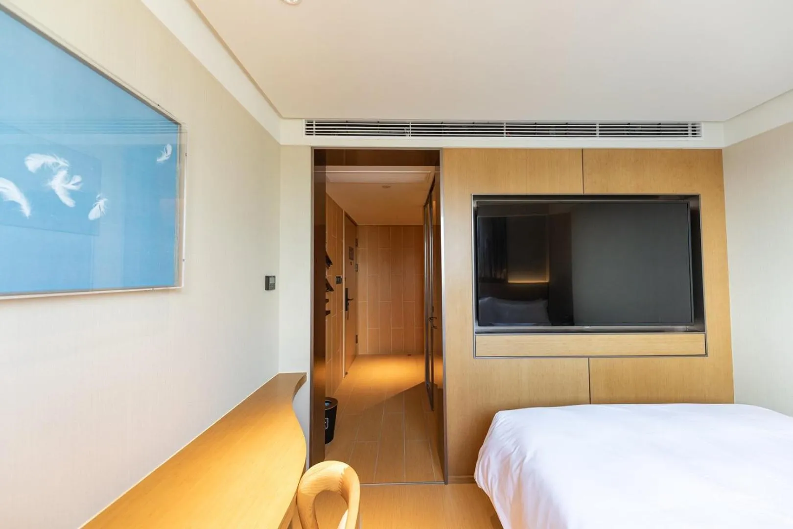 Photo of the whole room, Bed in JI Hotel Shanghai Daning International