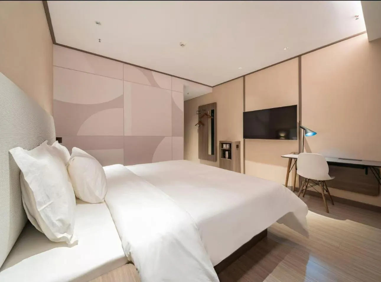 Photo of the whole room, Bed in Hanting Hotel Shanghai Pudong Airport Nanzhu Road