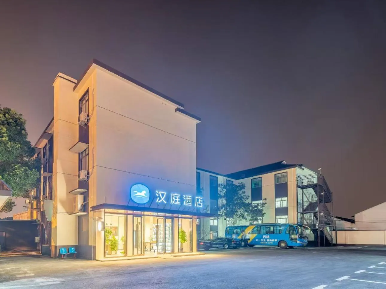 Parking in Hanting Hotel Shanghai Pudong Airport Nanzhu Road