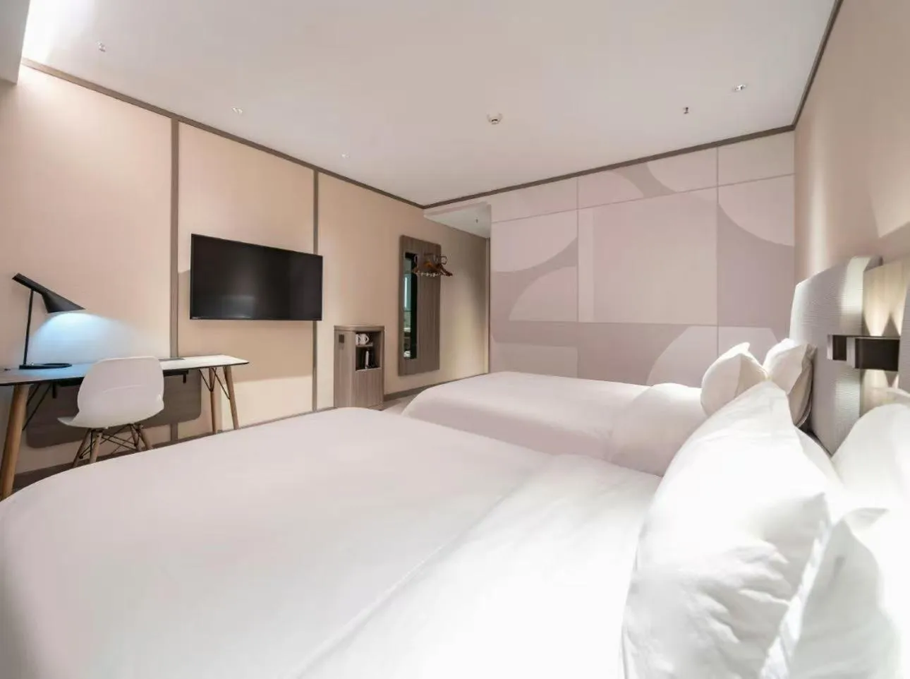 Photo of the whole room, Bed in Hanting Hotel Shanghai Pudong Airport Nanzhu Road
