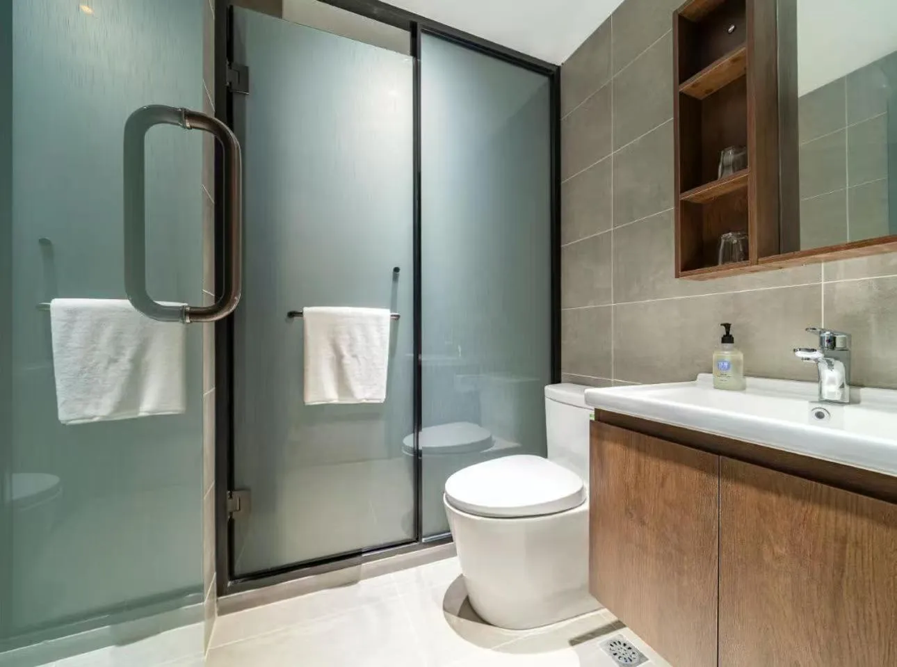 Shower in Hanting Hotel Shanghai Pudong Airport Nanzhu Road