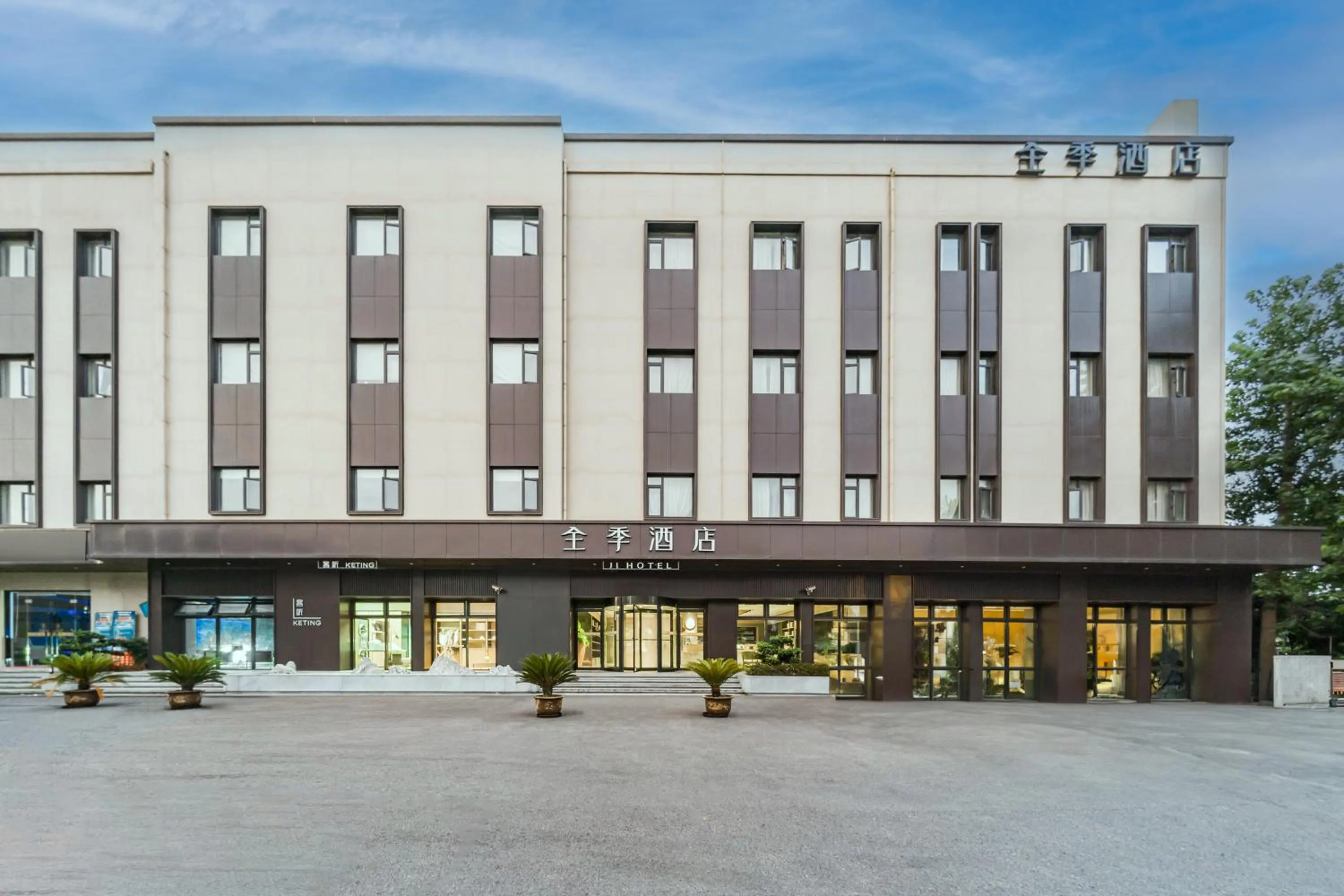 Property building in JI Hotel Shanghai Meilong Wanhui International Plaza