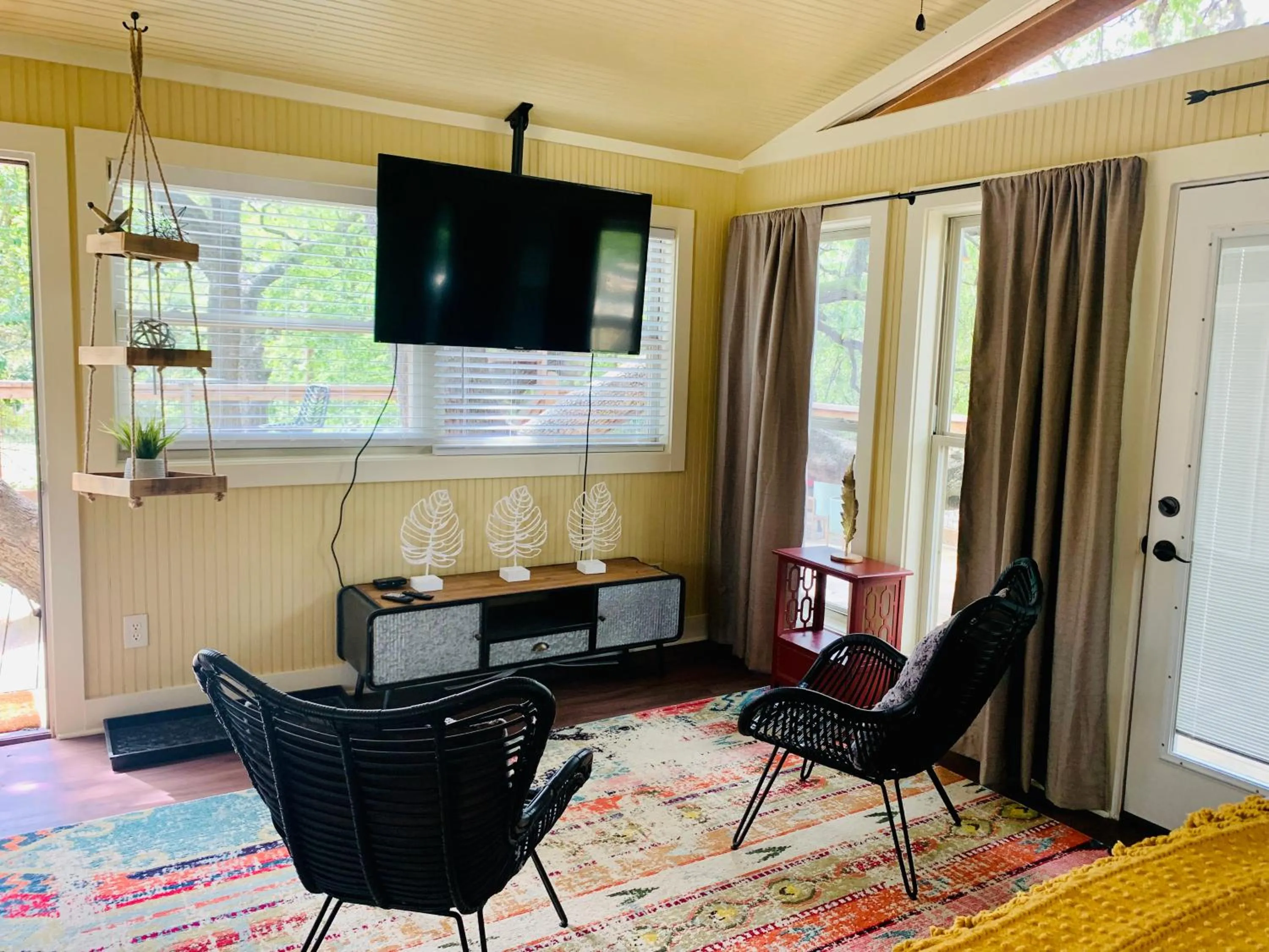 TV and multimedia in Tipis on the Guadalupe