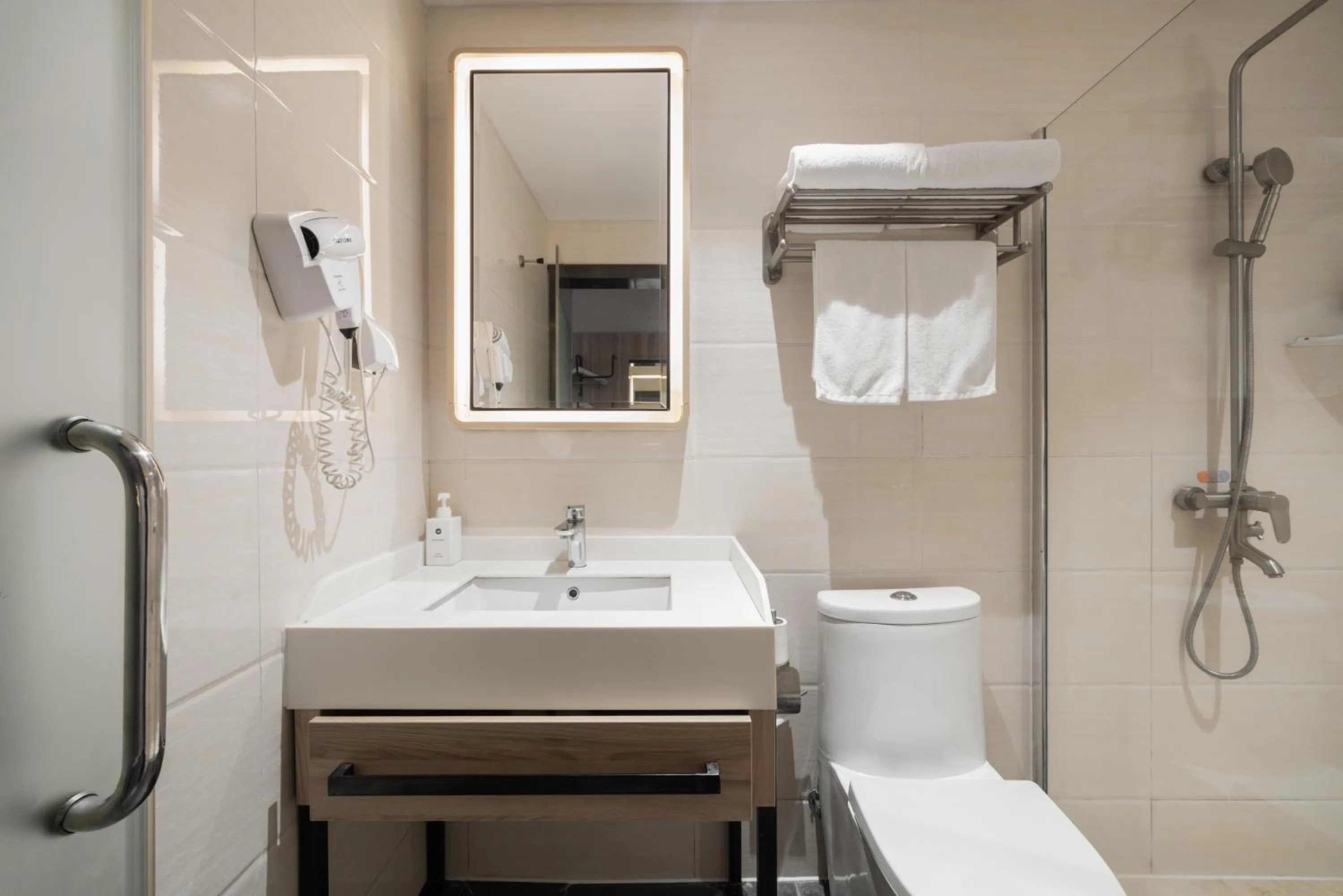 Toilet in Hanting Hotel Guangzhou Chebei Subway Station