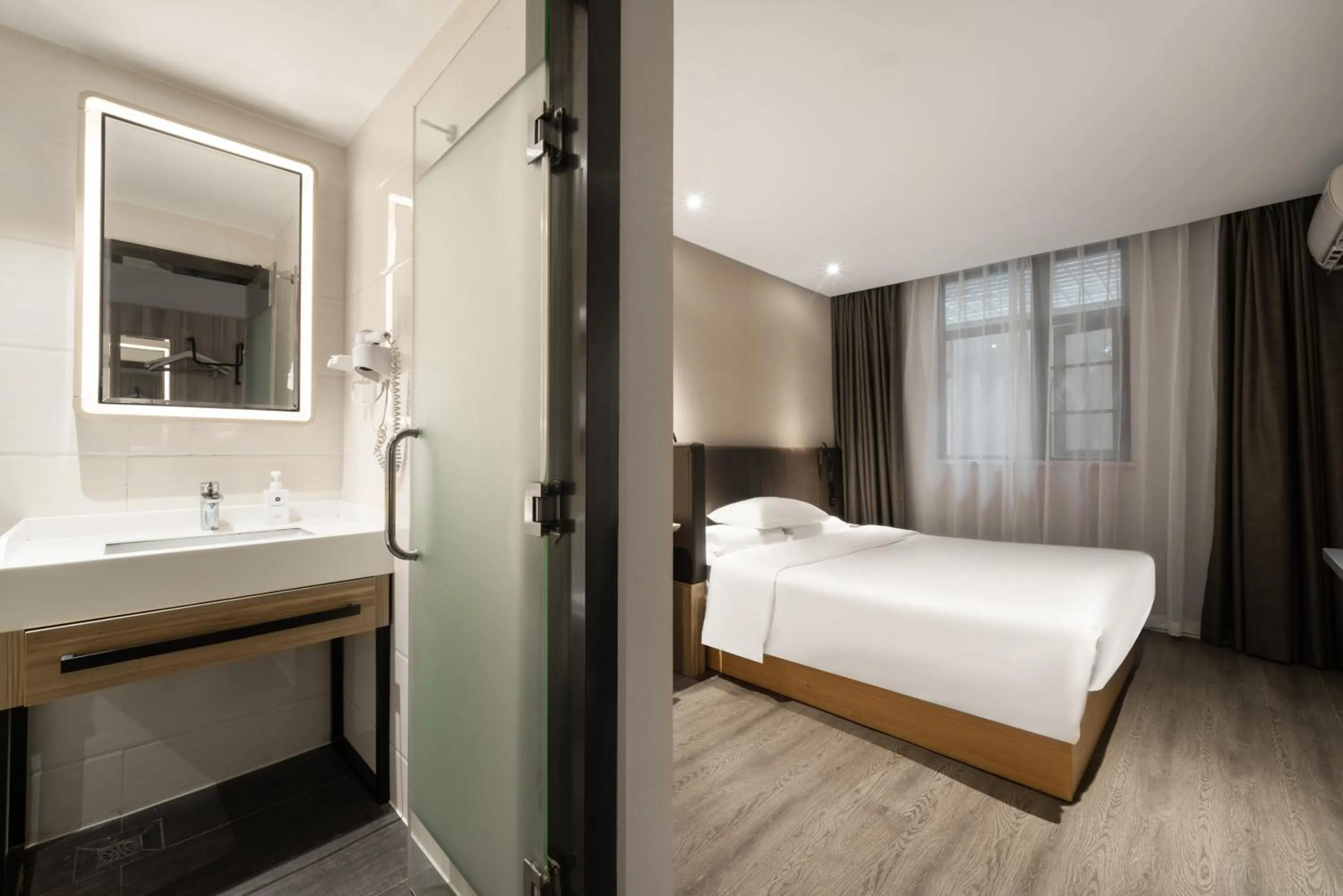Photo of the whole room, Bed in Hanting Hotel Guangzhou Chebei Subway Station