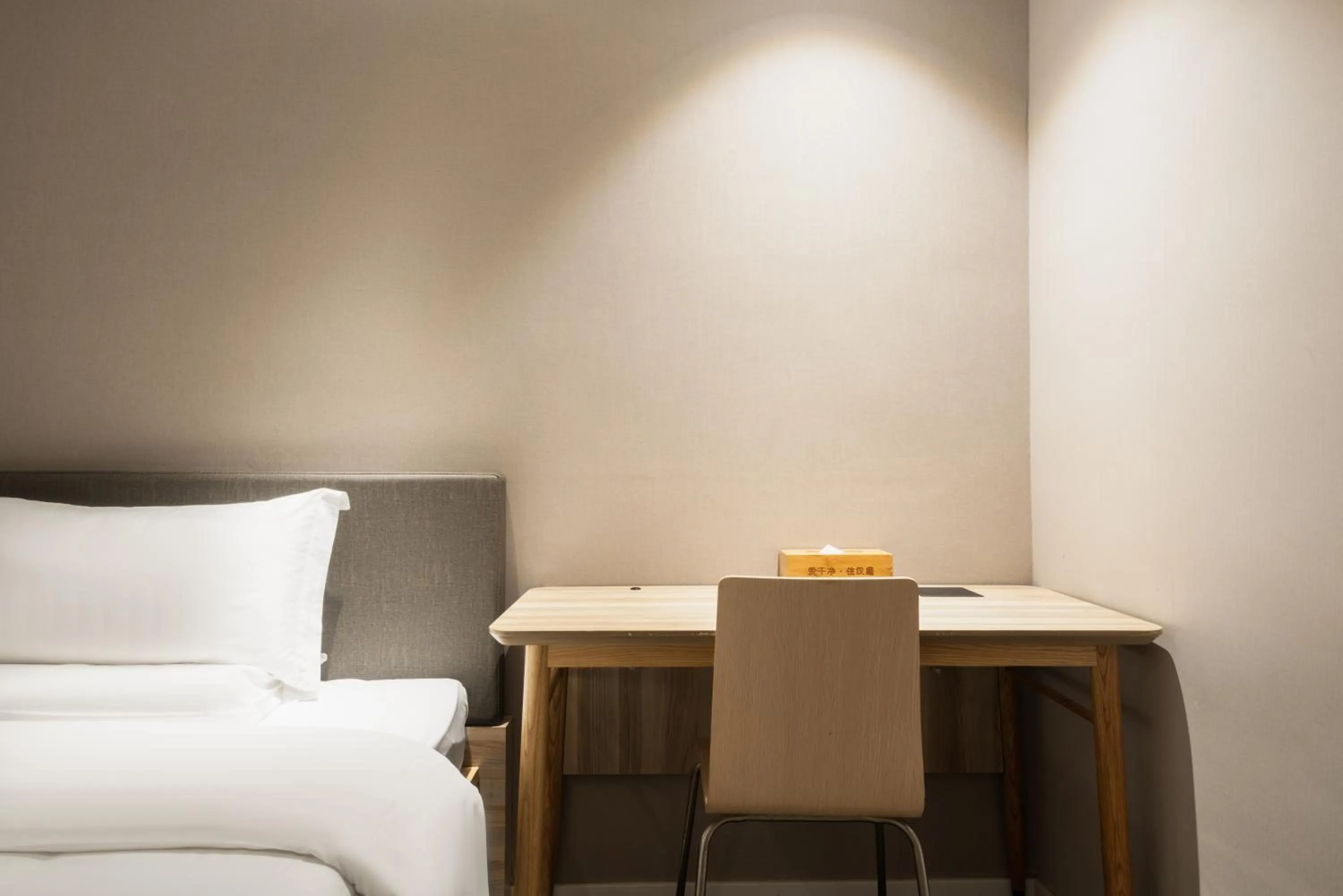 Seating area, Bed in Hanting Hotel Guangzhou Chebei Subway Station