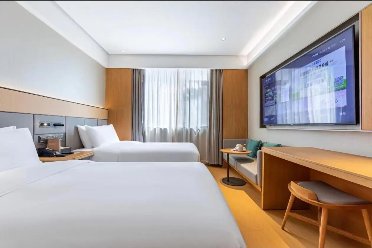 Photo of the whole room, Bed in JI Hotel Shanghai Xujiahui Caobao Road Subway Station