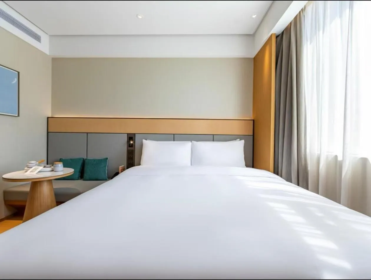 Photo of the whole room, Bed in JI Hotel Shanghai Xujiahui Caobao Road Subway Station