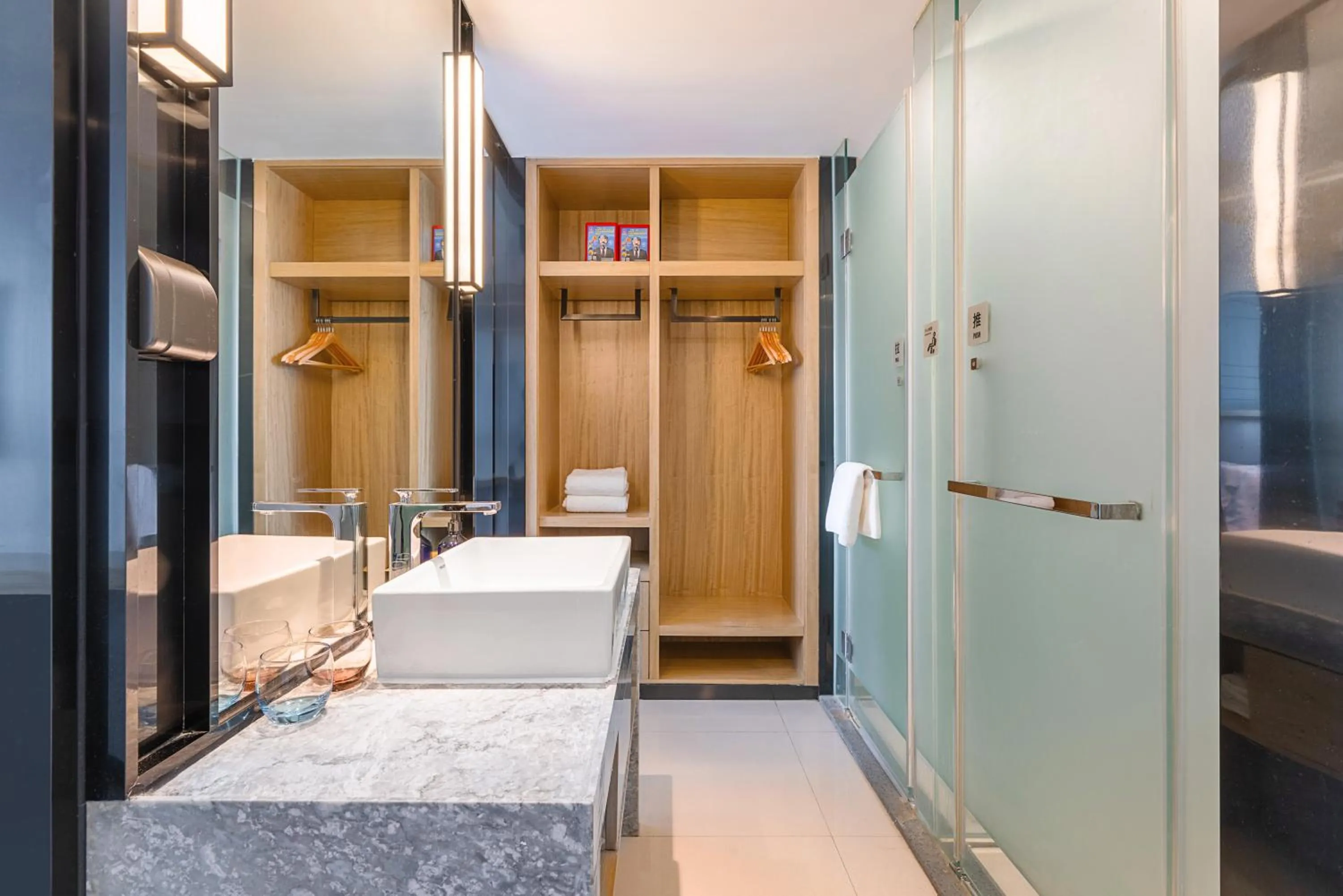 Bathroom, Bed in Starway Hotel Chengdu Jianshe Road SM Plaza