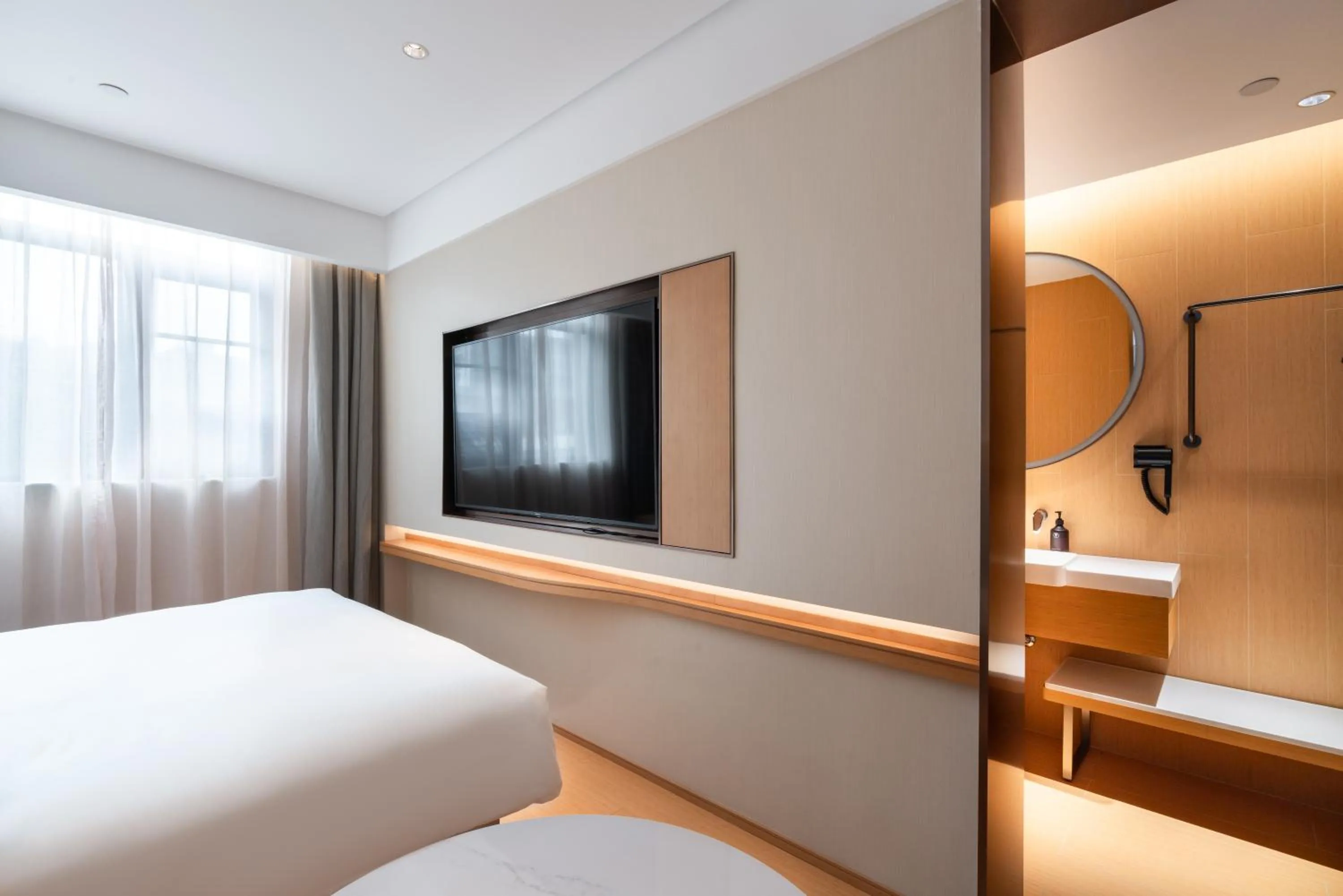 Photo of the whole room, Bed in JI Hotel Guangzhou Tower