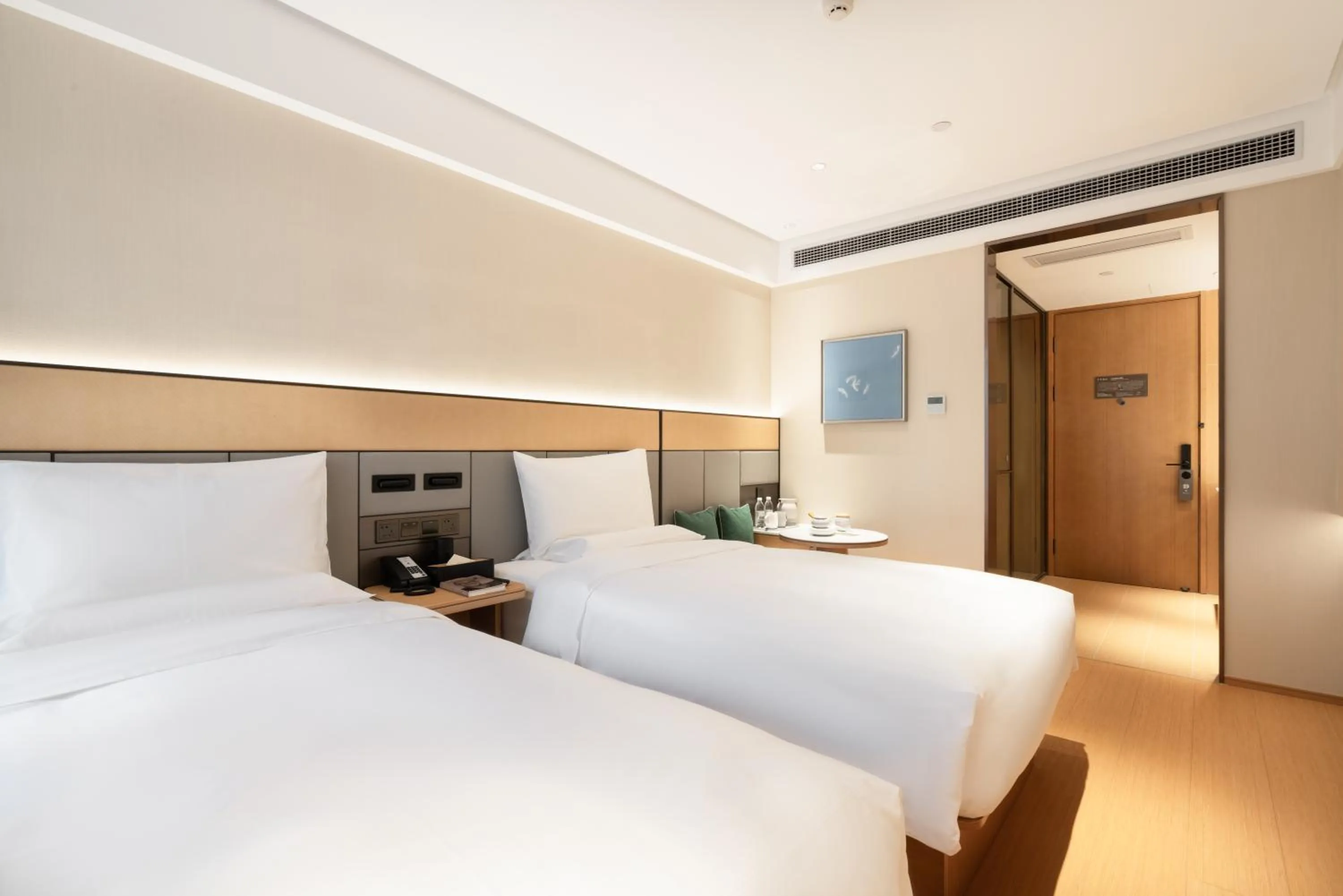 Photo of the whole room, Bed in JI Hotel Guangzhou Tower