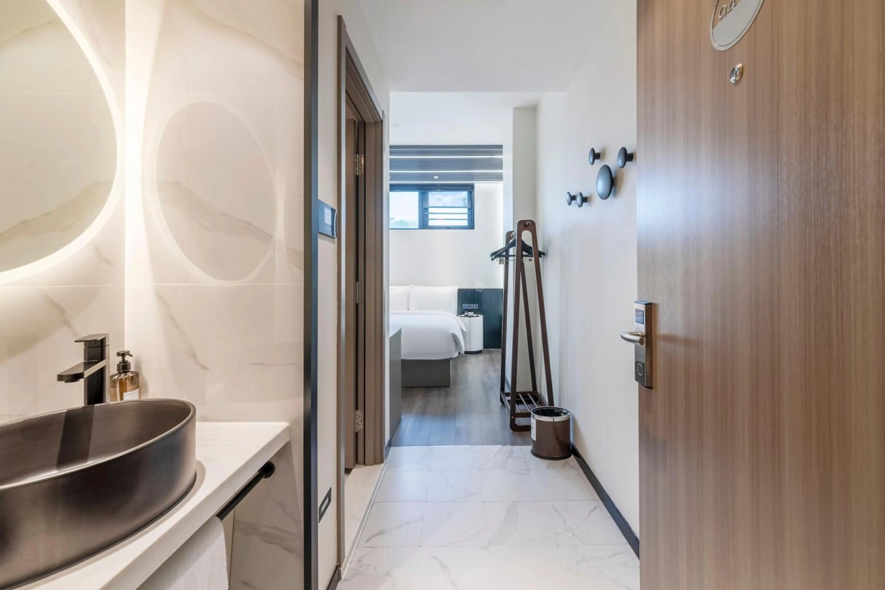 Photo of the whole room in Orange Crystal Hotel Shenzhen Baoan Airport Bihaiwan