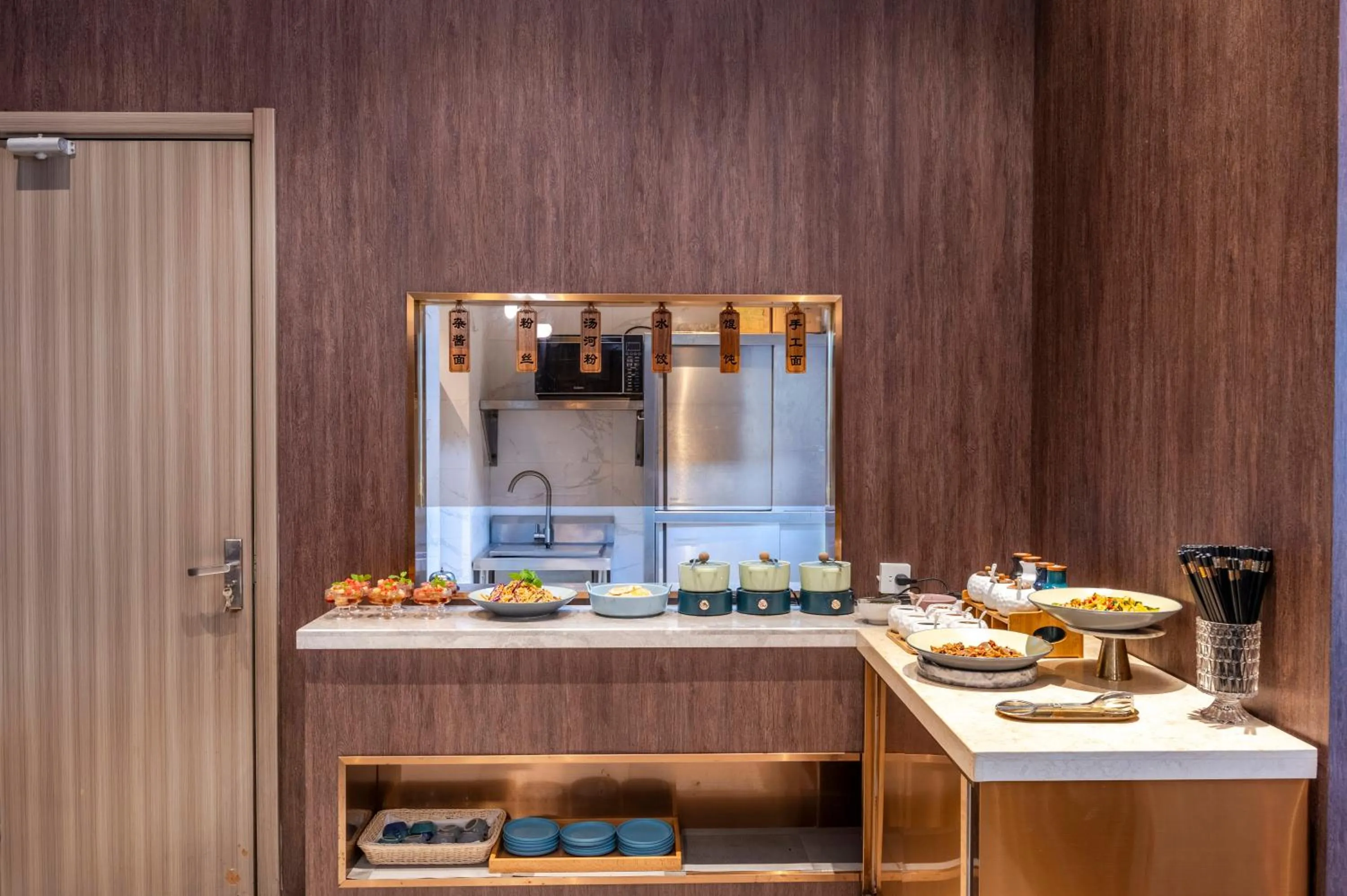 Restaurant/places to eat in Orange Crystal Hotel Shenzhen Baoan Airport Bihaiwan