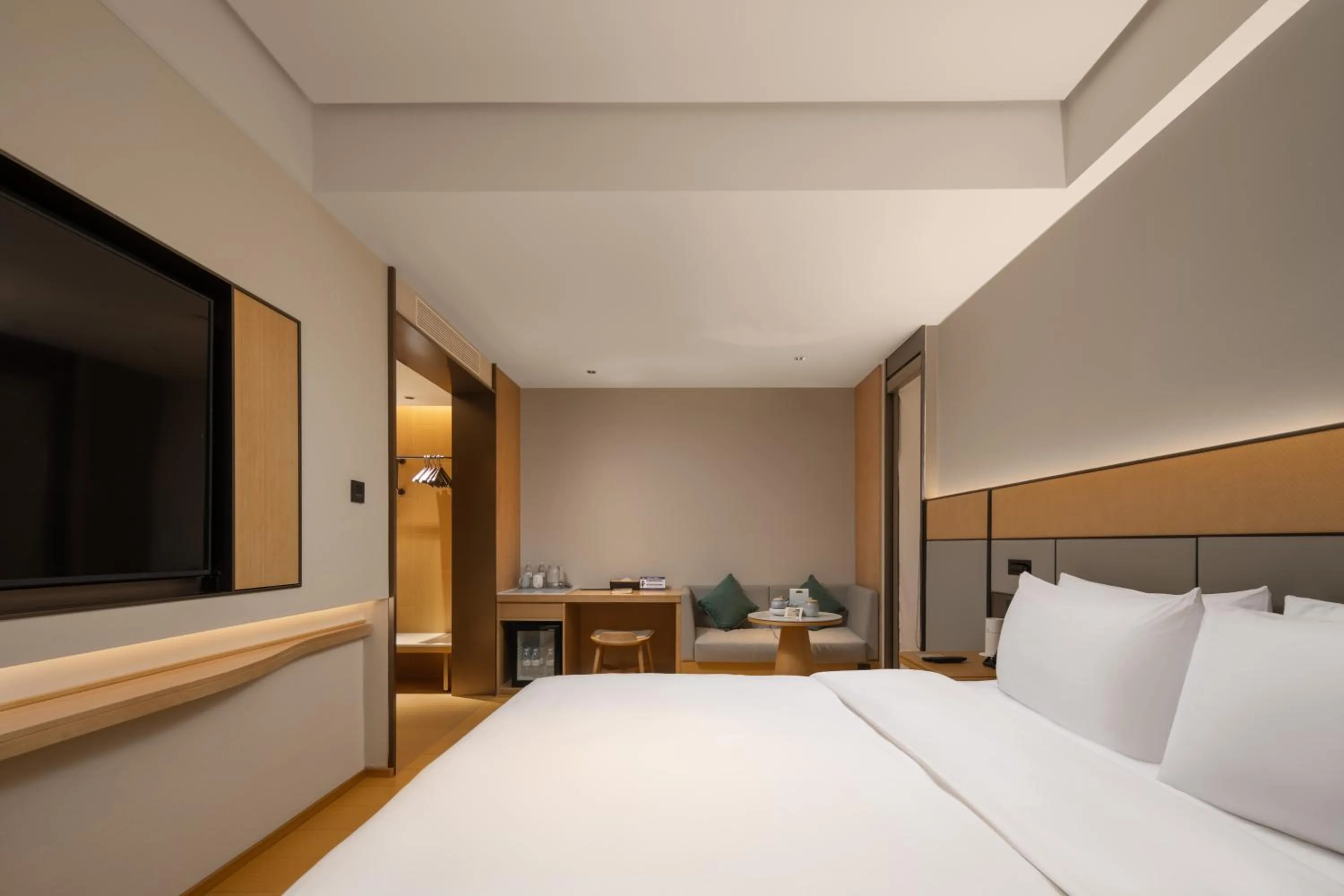 Photo of the whole room, Bed in JI Hotel Chongqing Shapingba Station Three Gorges Square Pedestrian Street