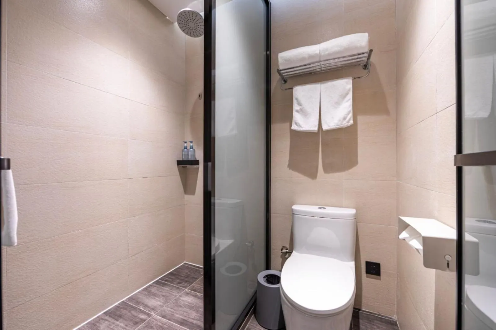 Shower in Hanting Premium Hotel Shanghai World Expo Shangnan Road