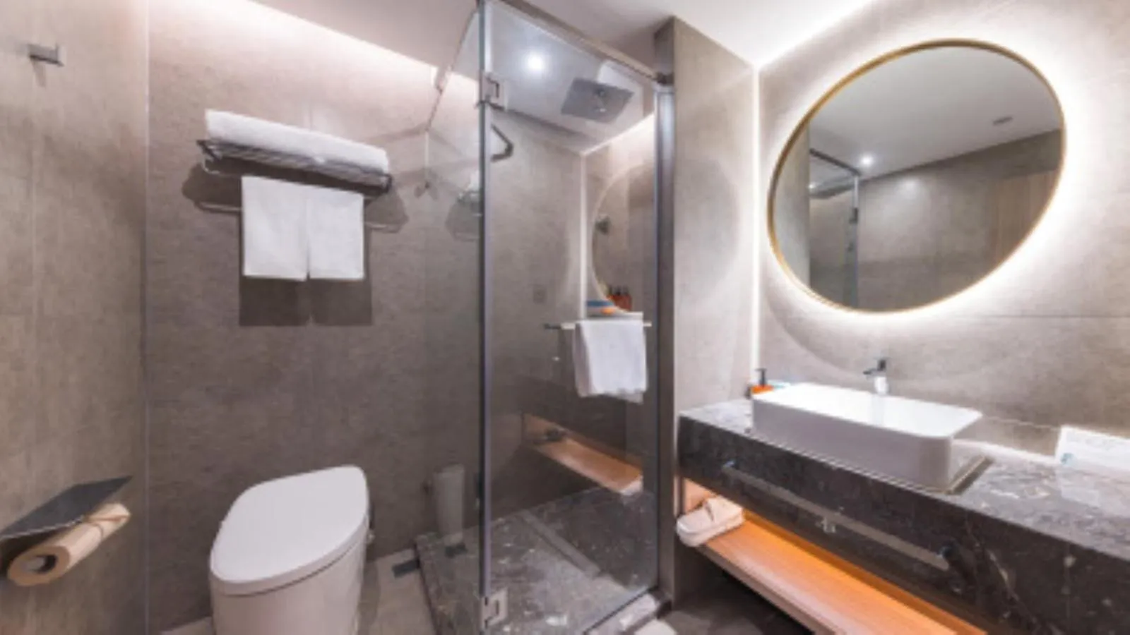 Toilet in Orange Beijing Lama Temple Hepingli North Street Subway Station Hotel