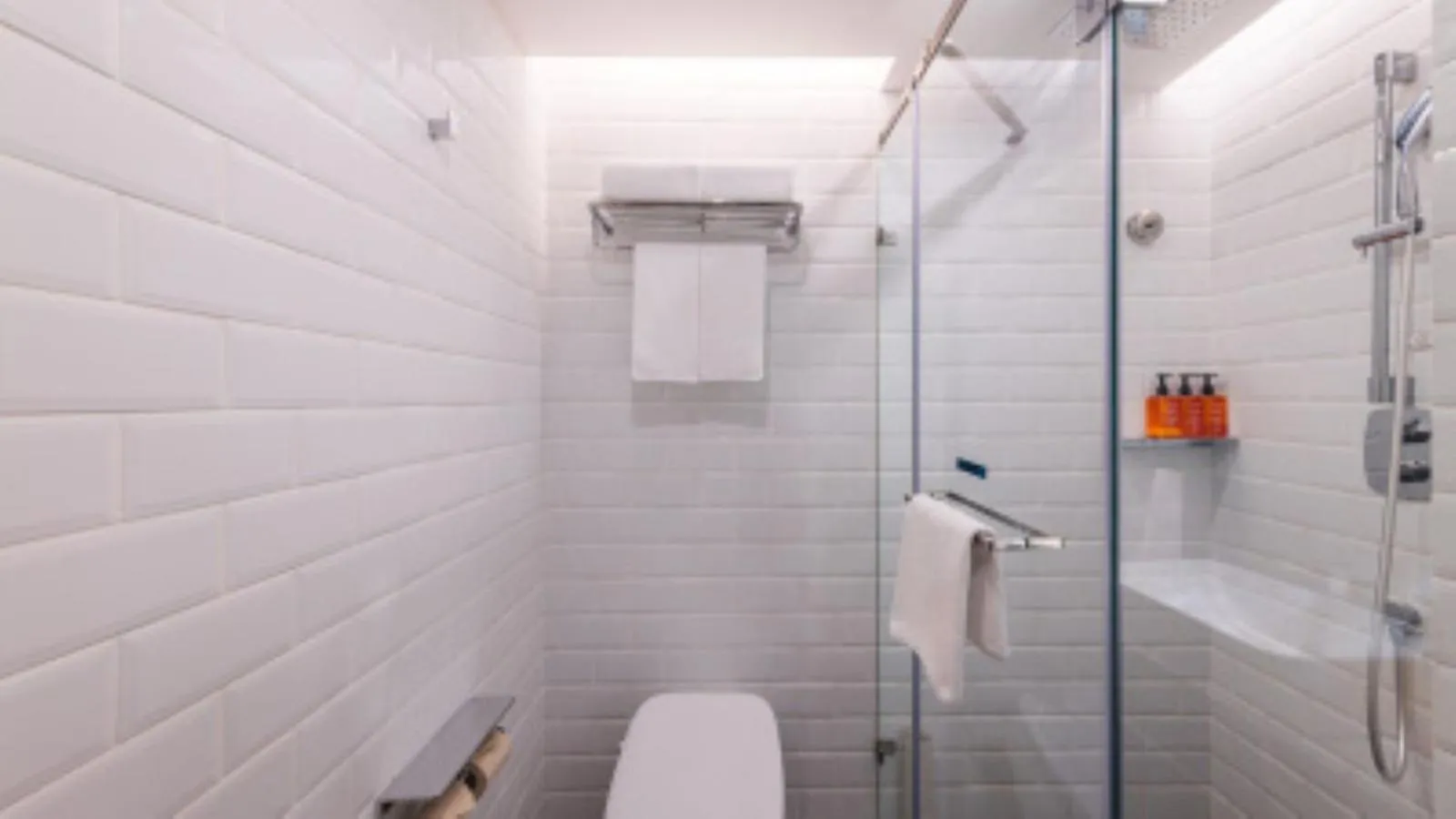 Toilet in Orange Beijing Lama Temple Hepingli North Street Subway Station Hotel