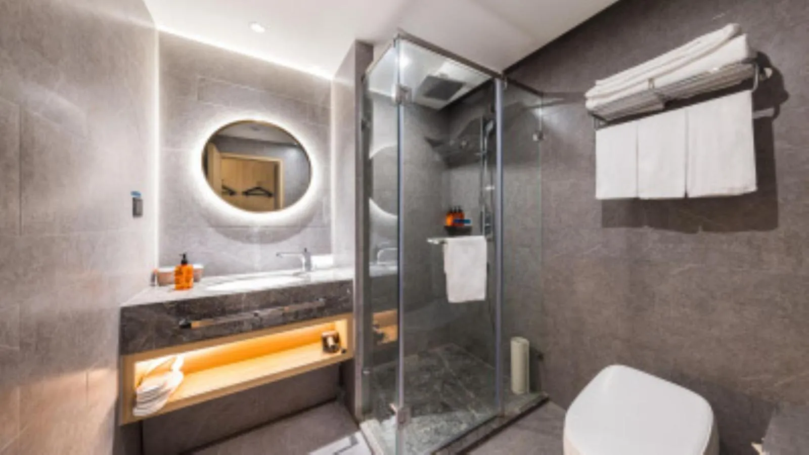 Toilet in Orange Beijing Lama Temple Hepingli North Street Subway Station Hotel