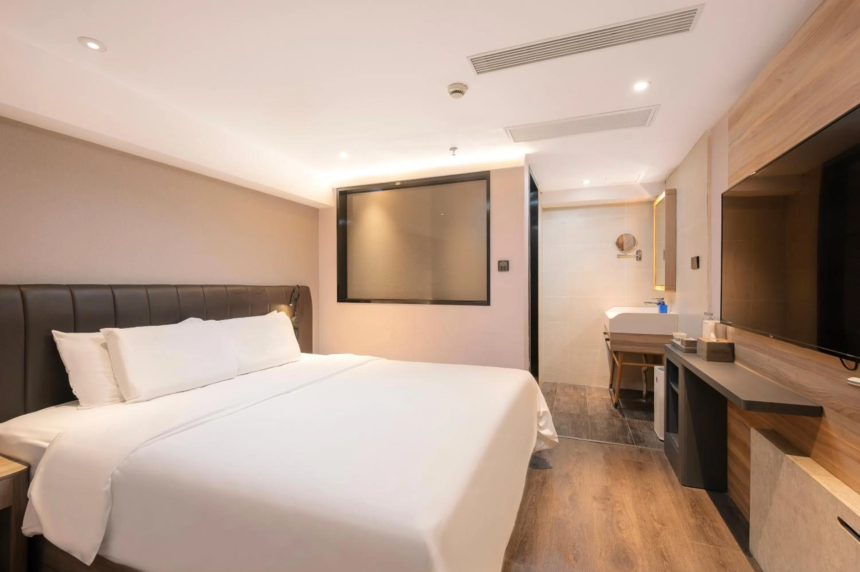 Photo of the whole room, Bed in Hanting Premium Hotel Shanghai Pudong Airport Chenyang Road