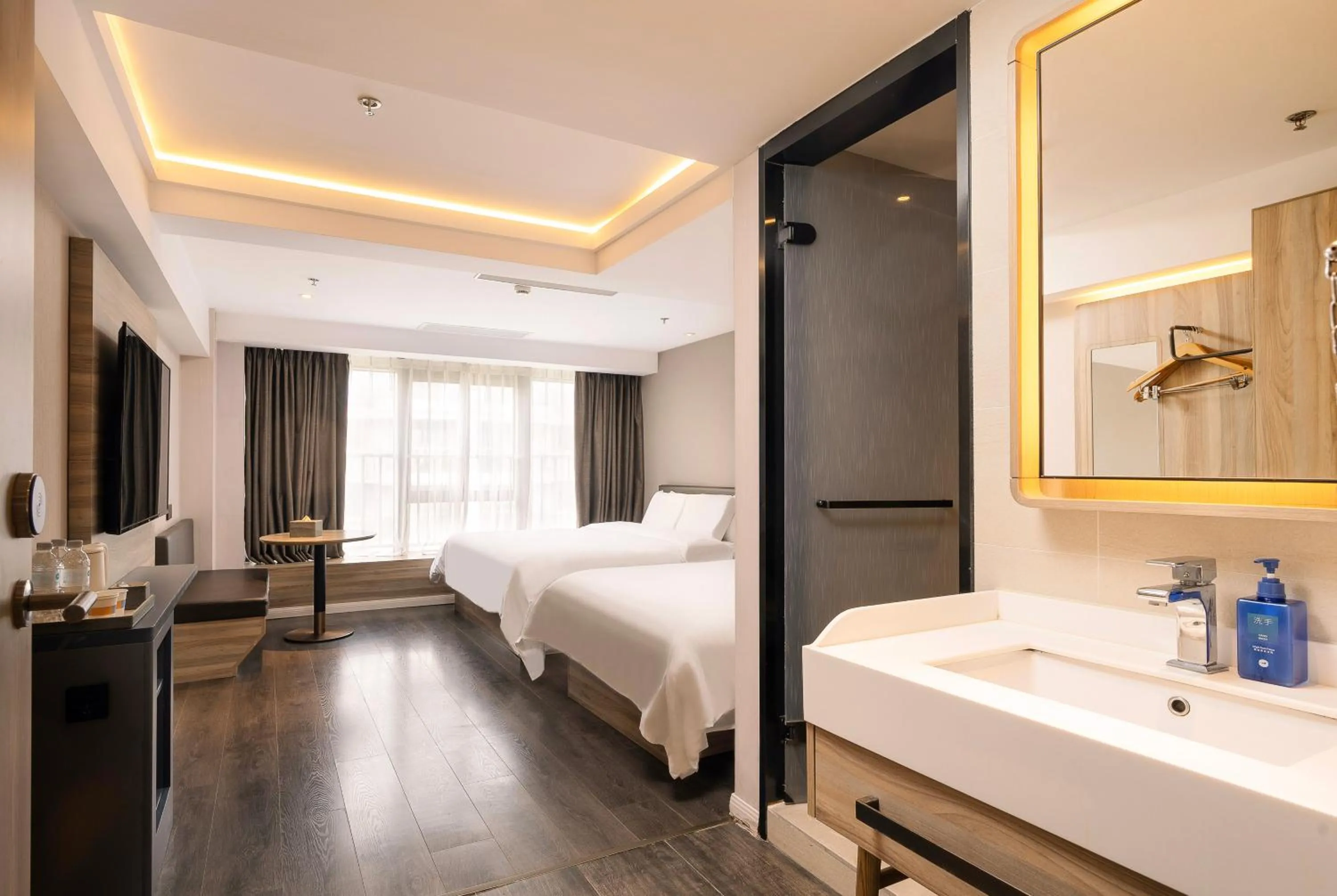 Photo of the whole room, Bed in Hanting Premium Hotel Shanghai Pudong Airport Chenyang Road