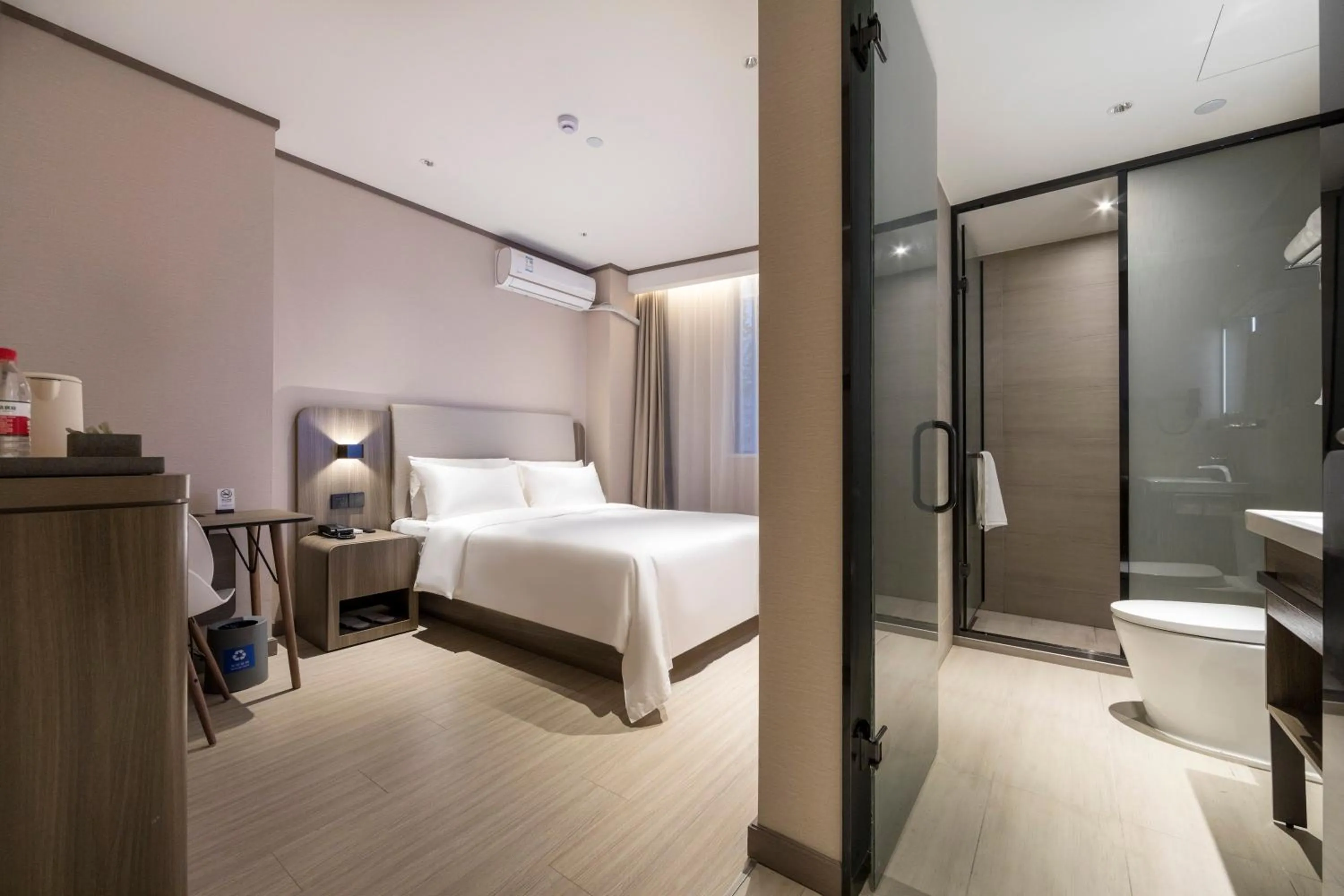 Bed in Hanting Hotel Shanghai South Station East China University of Science and Technology