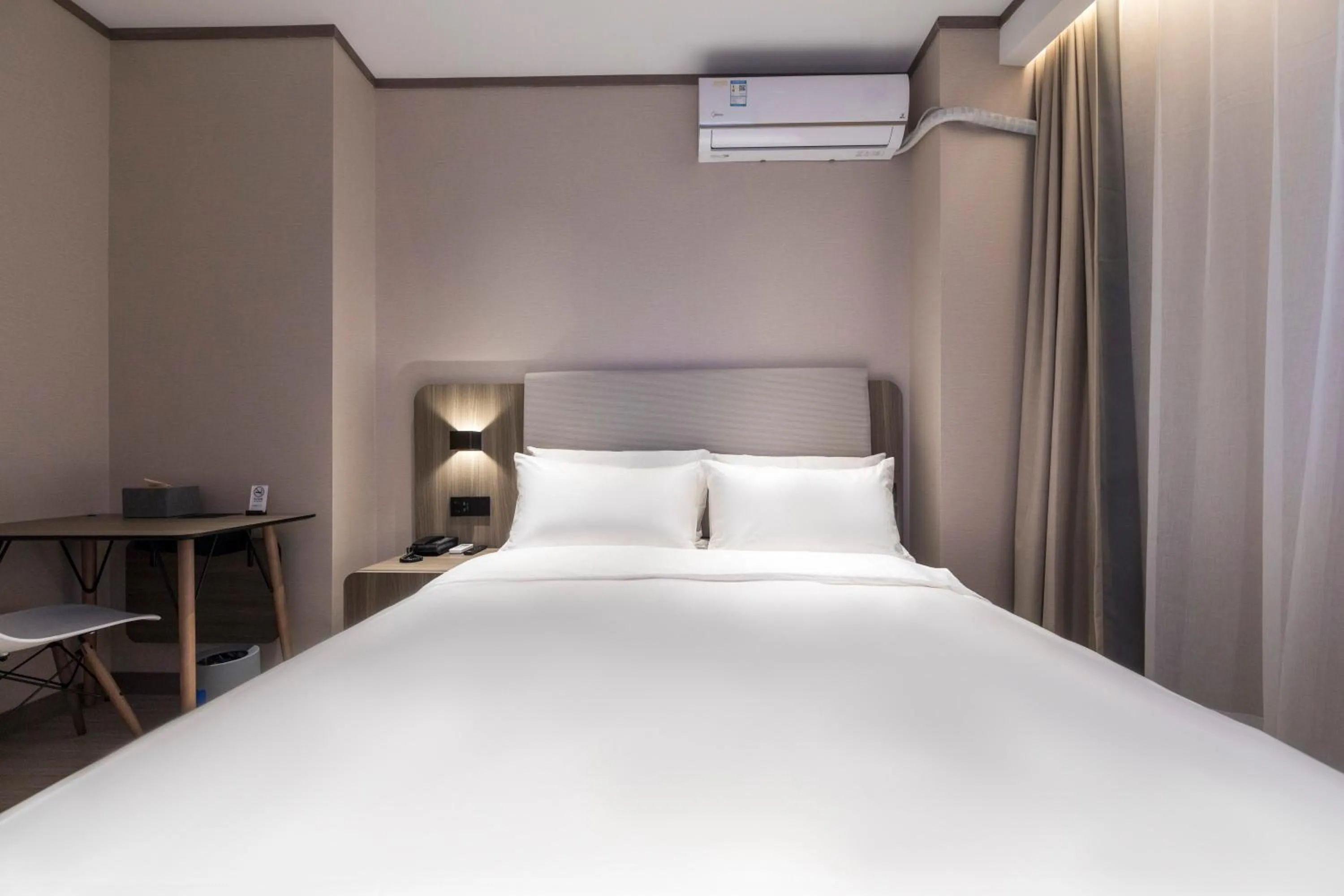 Bed in Hanting Hotel Shanghai South Station East China University of Science and Technology