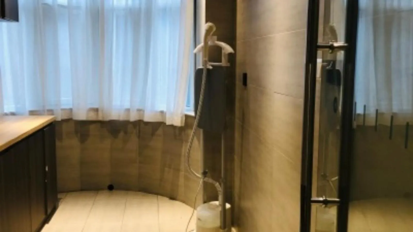 Property building in Hanting Hotel Shenzhen Huaqiang North Science Museum Subway Station